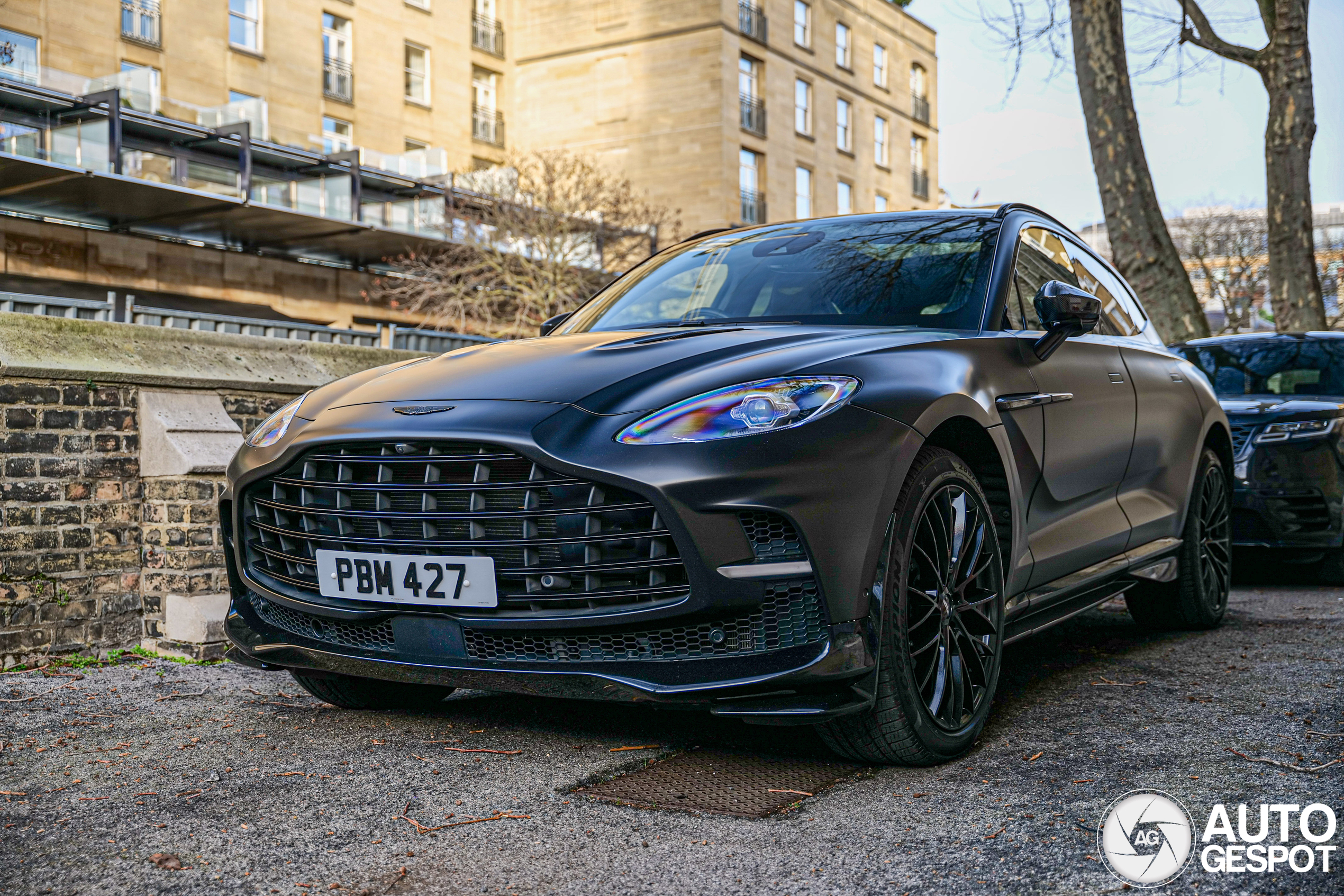 Aston Martin DBX707