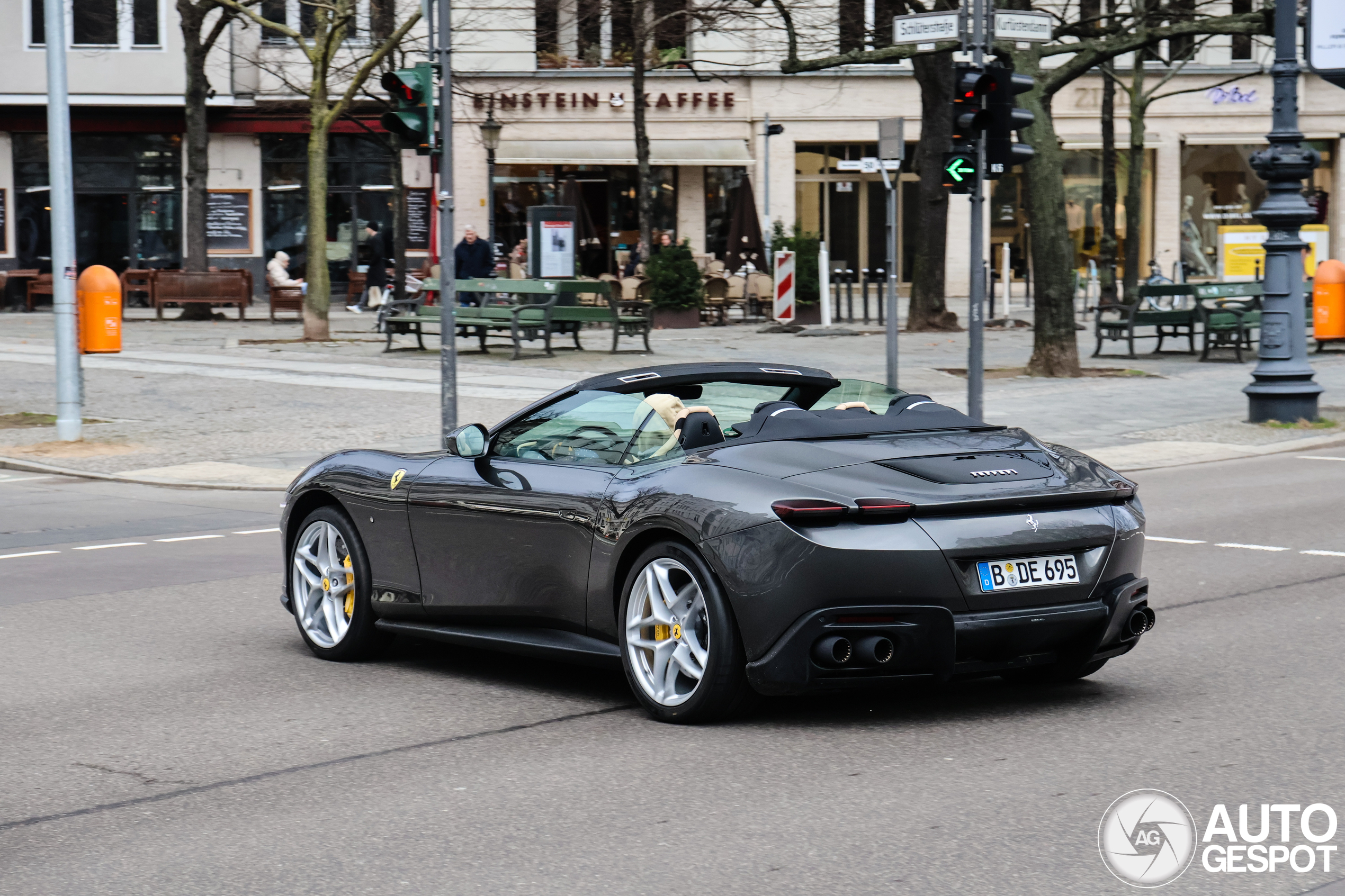 Zo ziet de Ferrari Roma Spider er met geopend dak uit