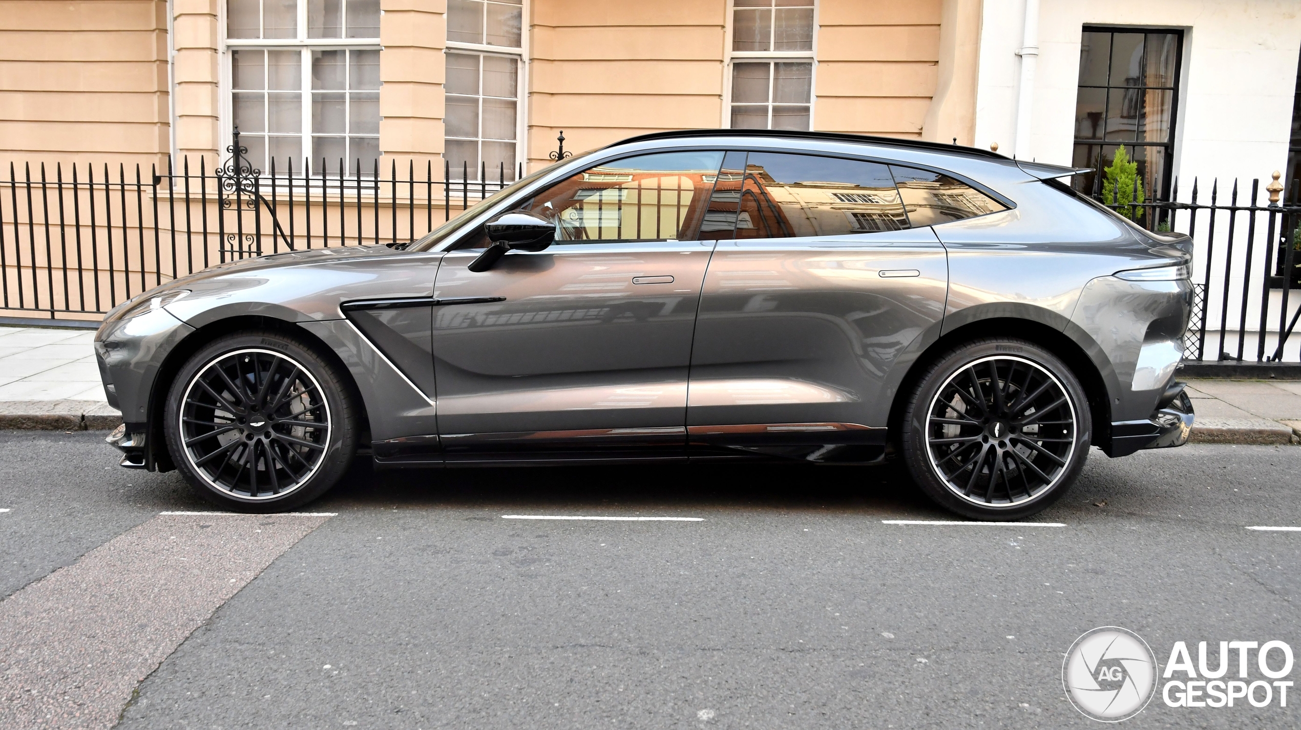 Aston Martin DBX707