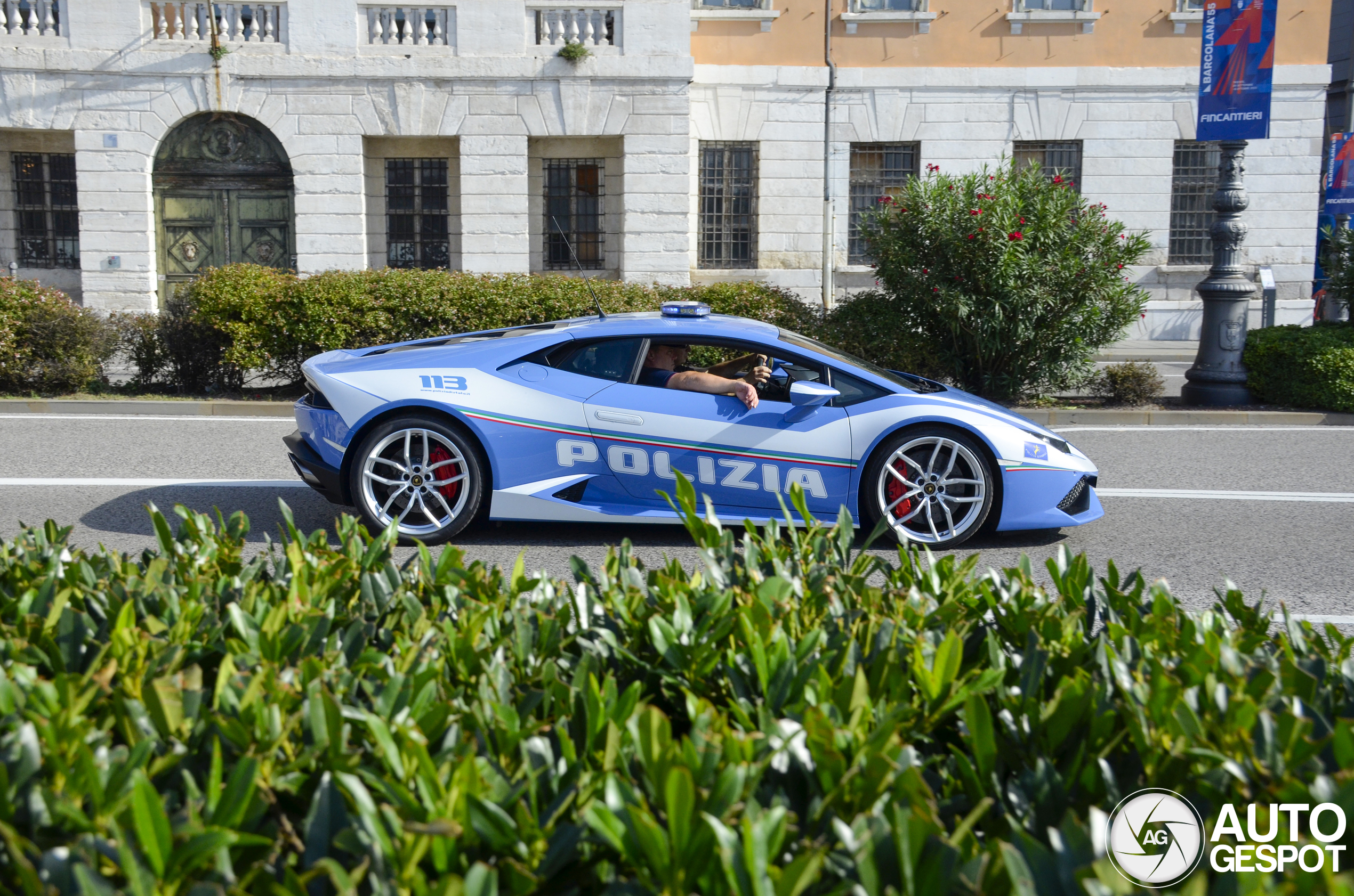 Agent weet precies hoe hij in een Lamborghini moet meerijden