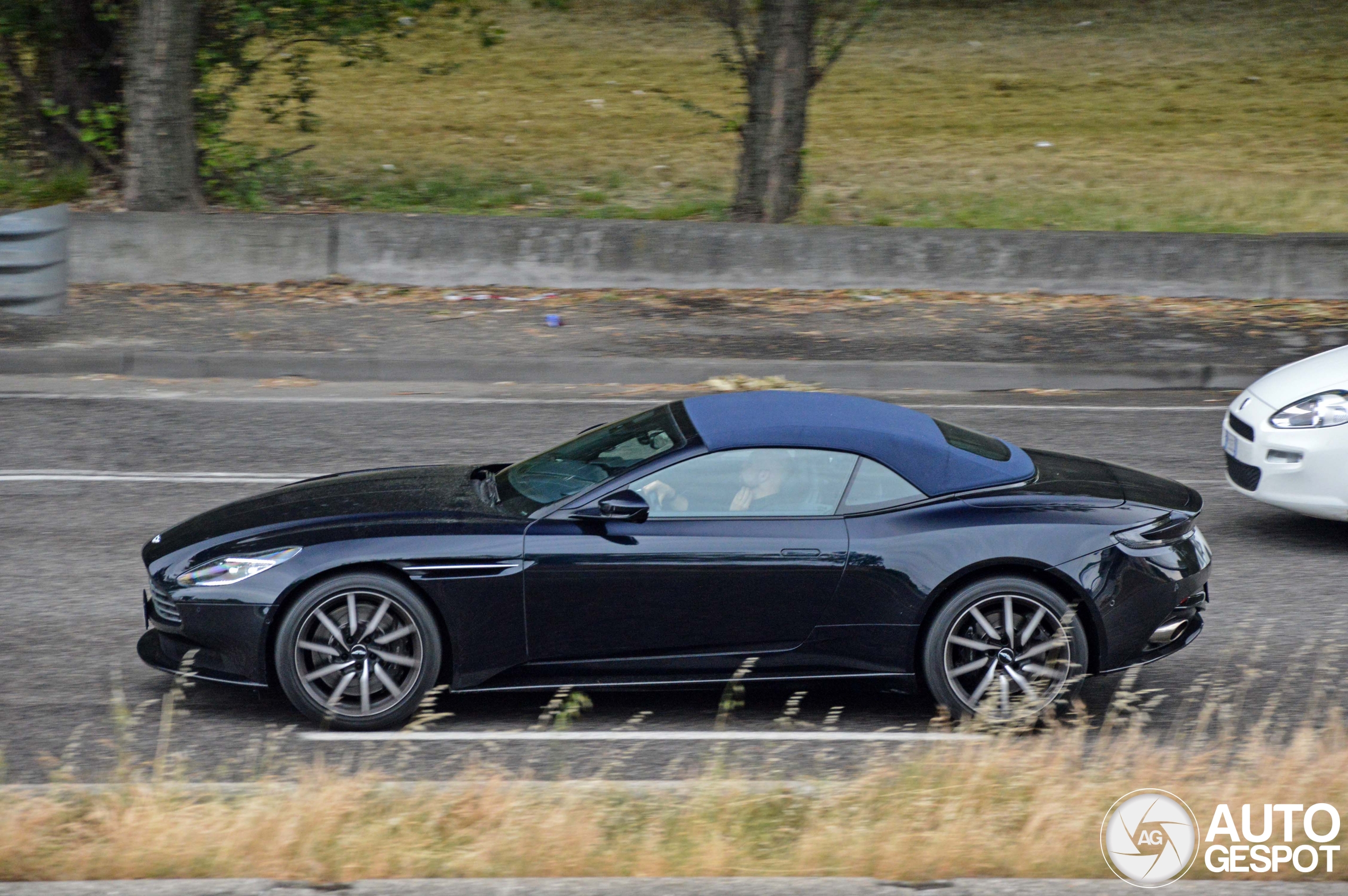 Aston Martin DB11 V8 Volante