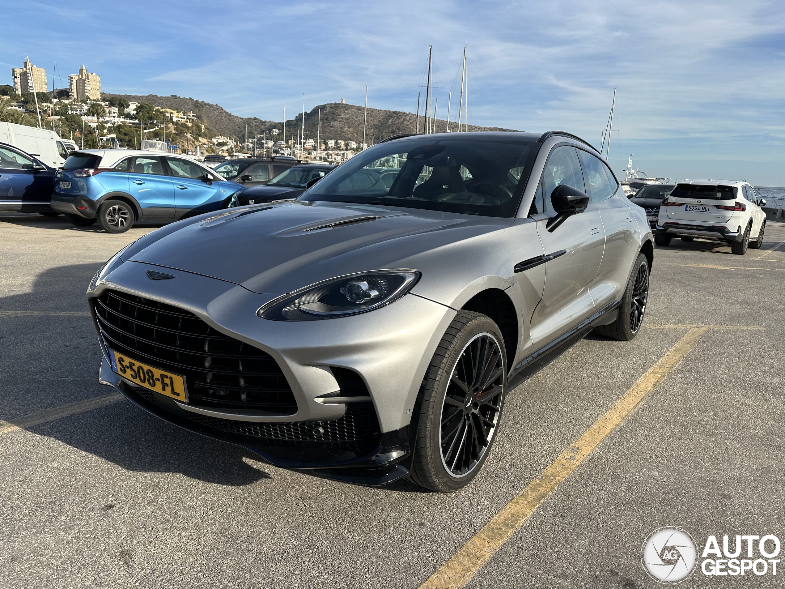 Aston Martin DBX707