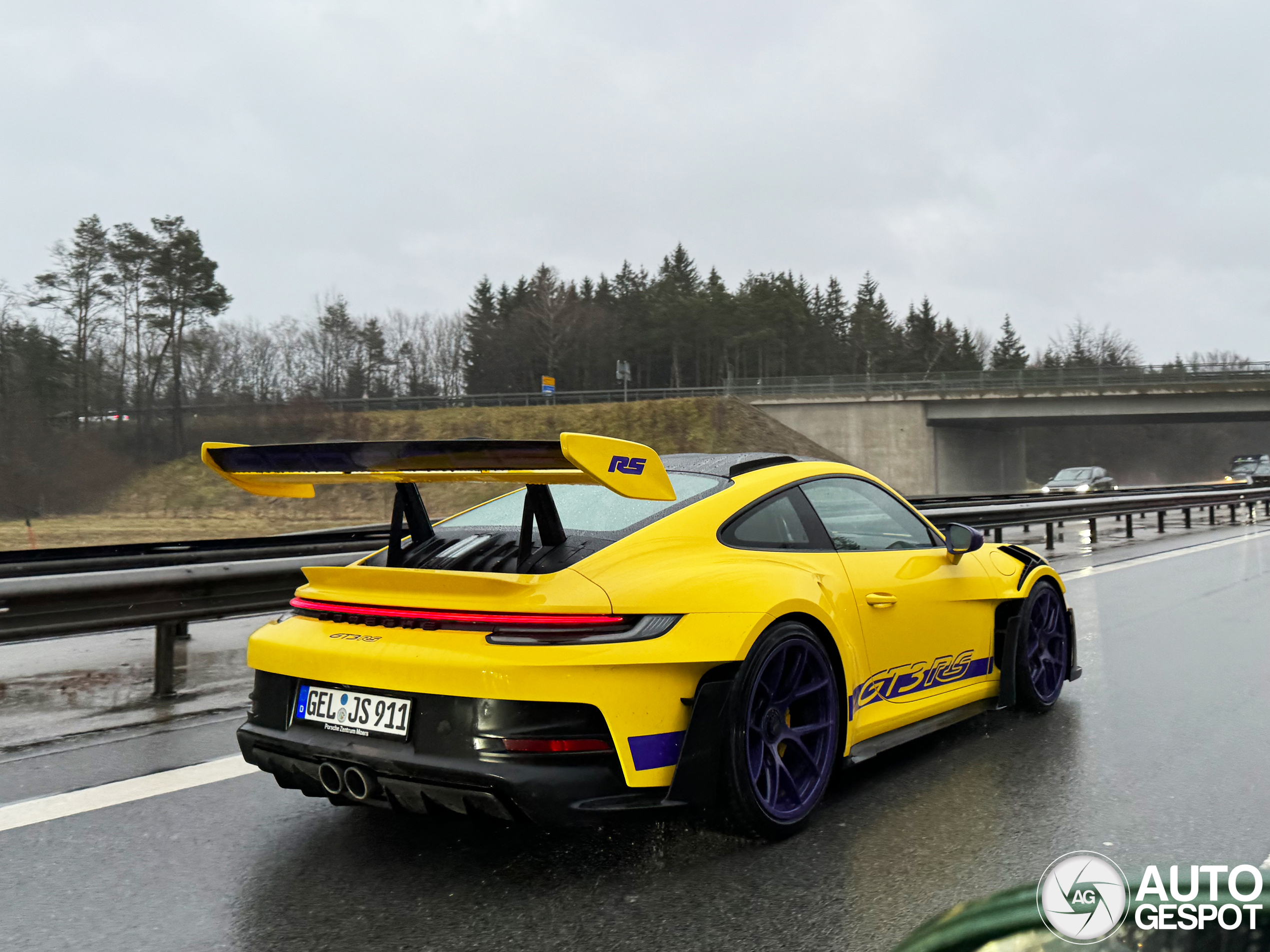 Dit is een knaller van een Porsche 992 GT3 RS