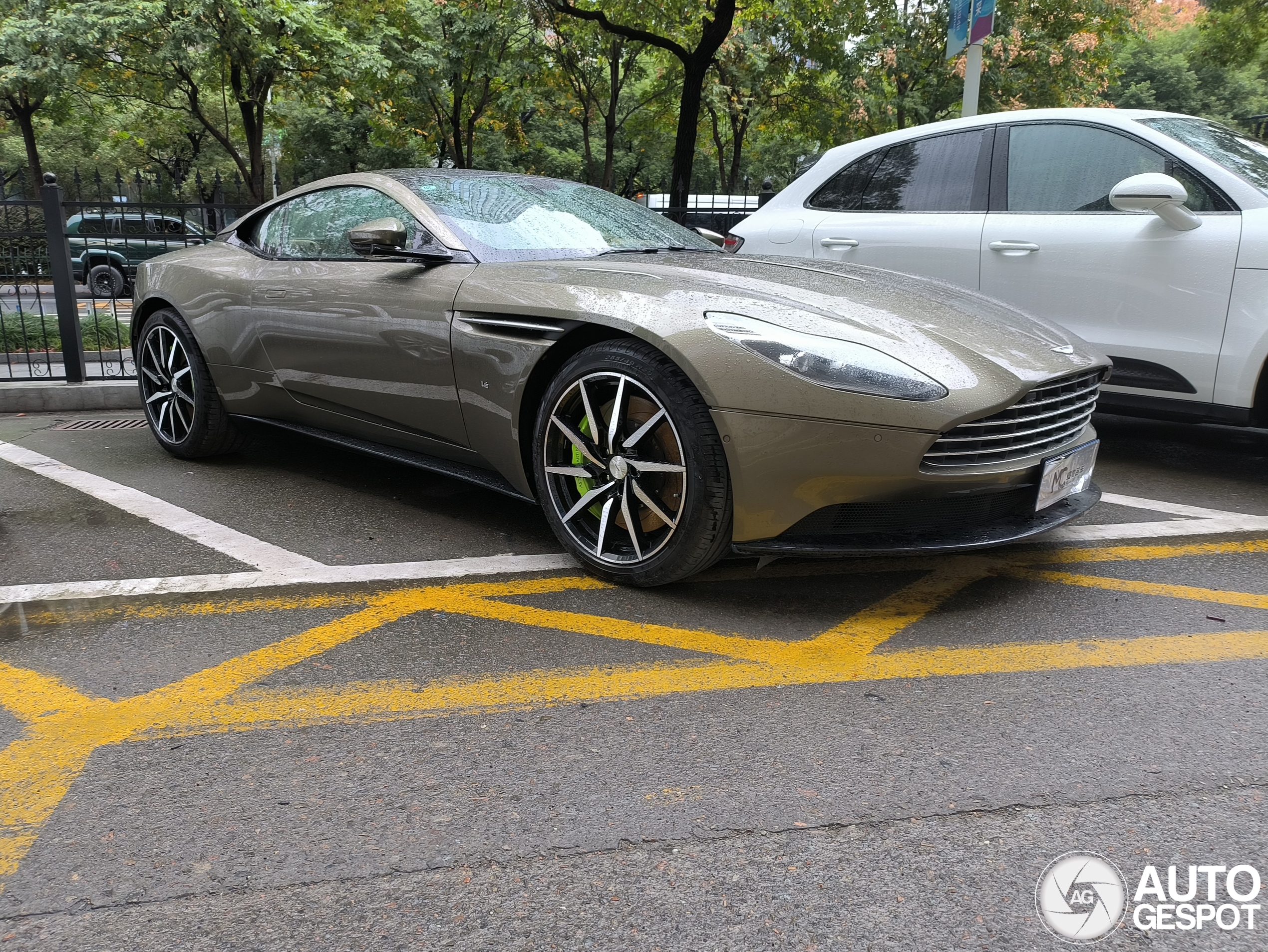 Aston Martin DB11