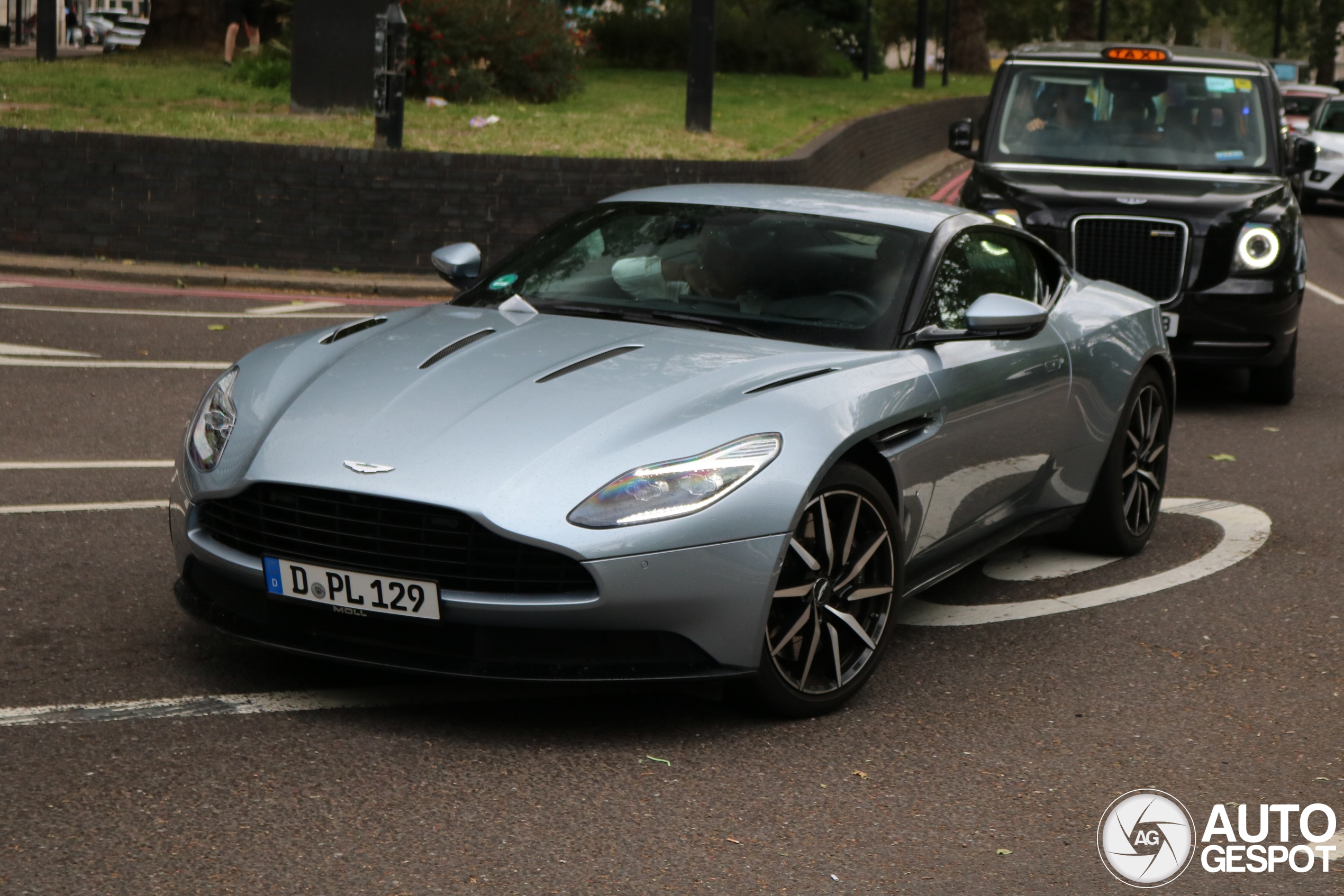 Aston Martin DB11