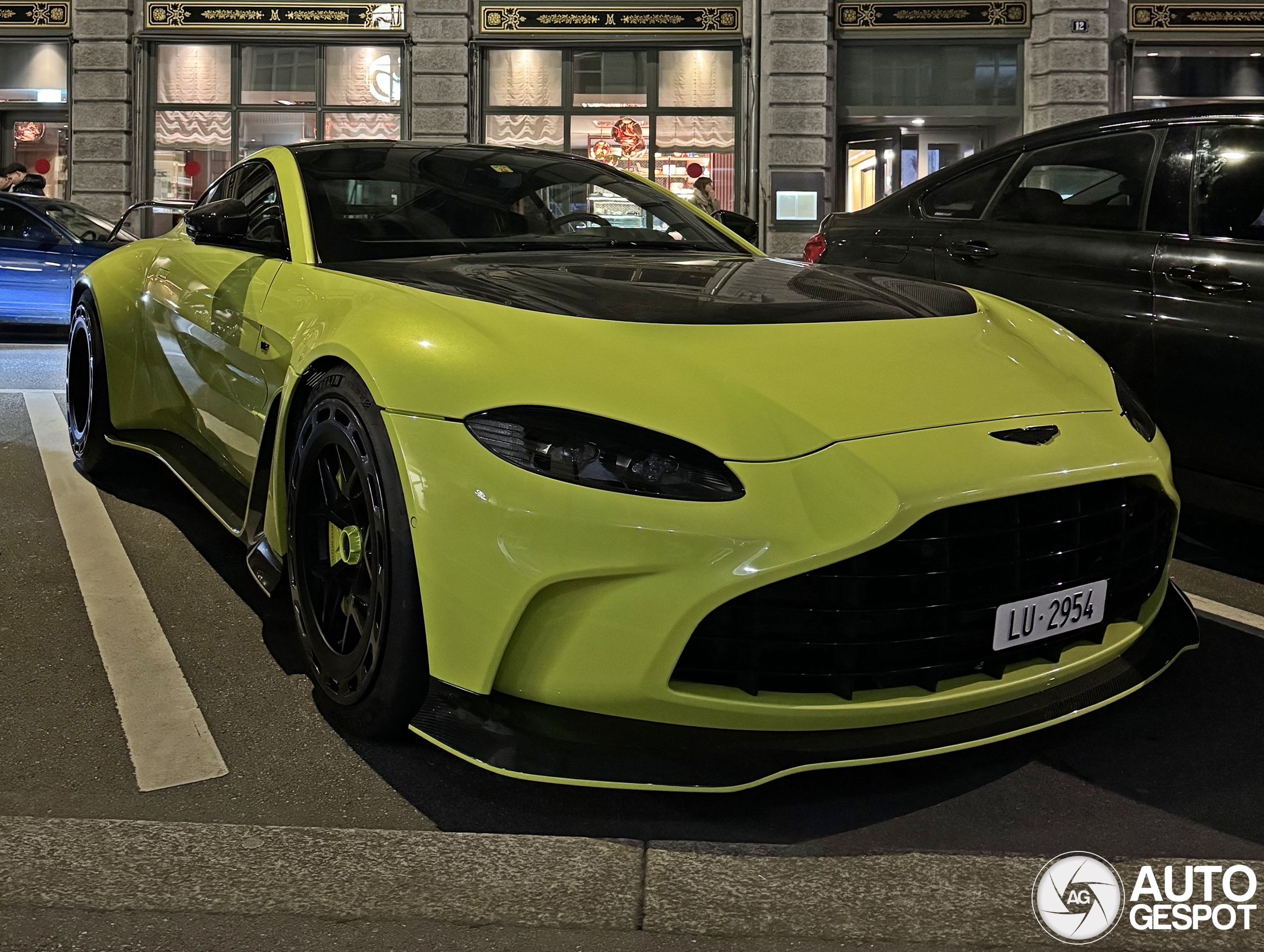 Deze Aston Martin V12 Vantage heeft een setje stoere velgen