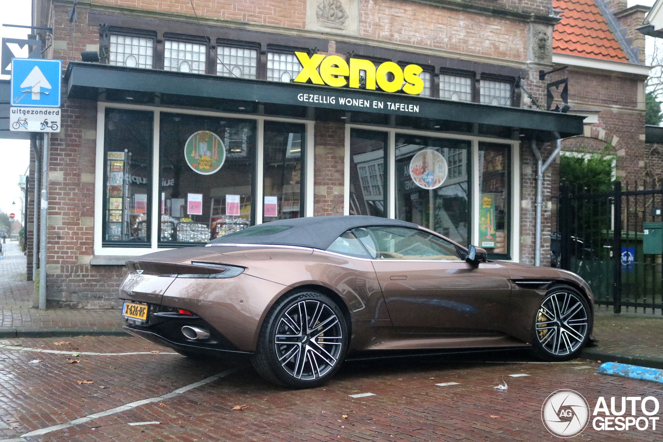 Kijk nou, daar is de Aston Martin DB12 Volante!