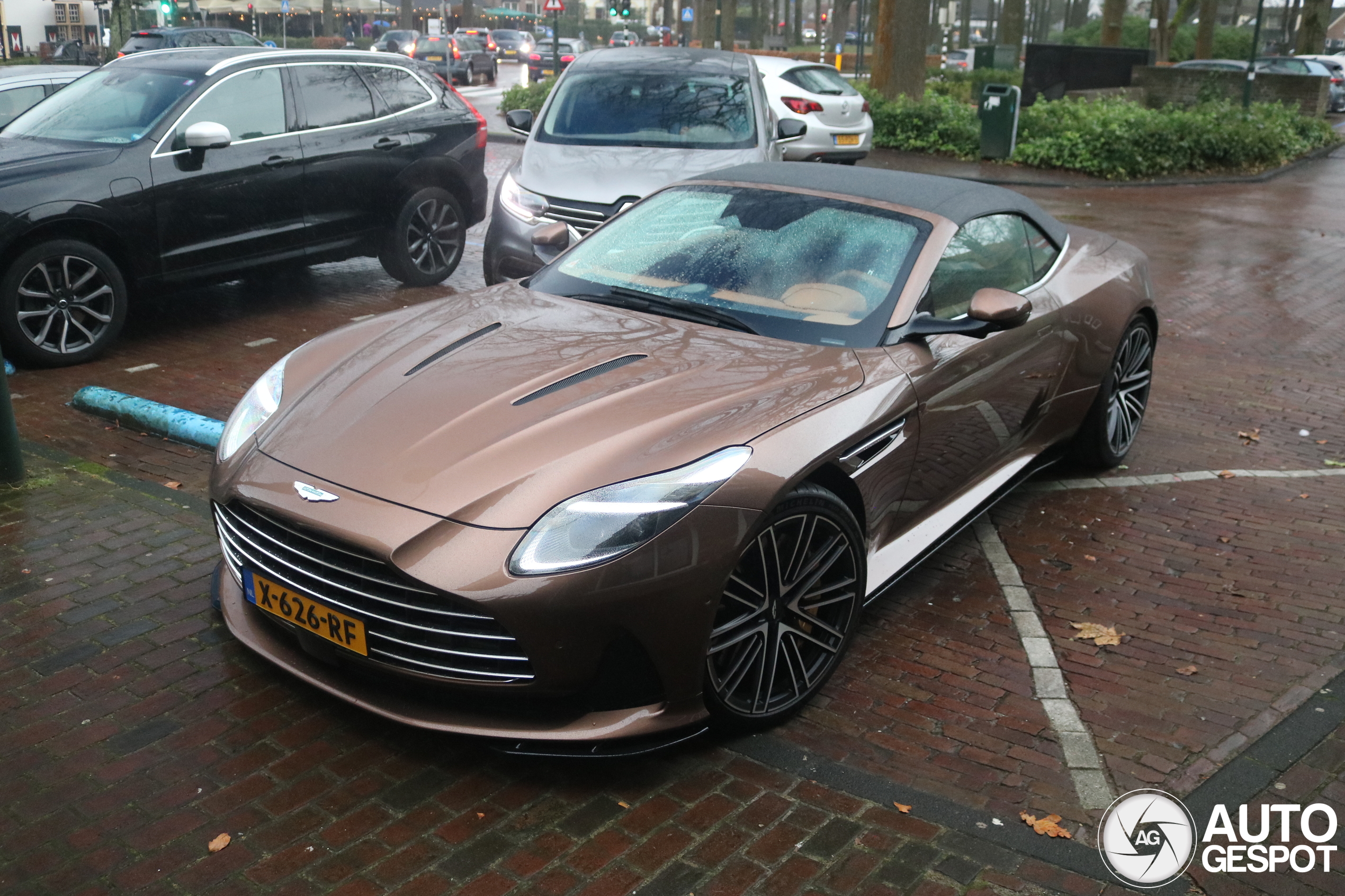 Kijk nou, daar is de Aston Martin DB12 Volante!