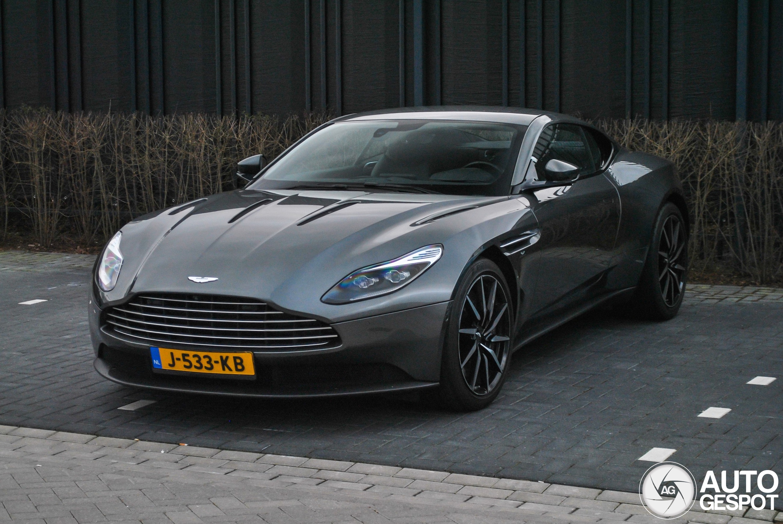 Aston Martin DB11