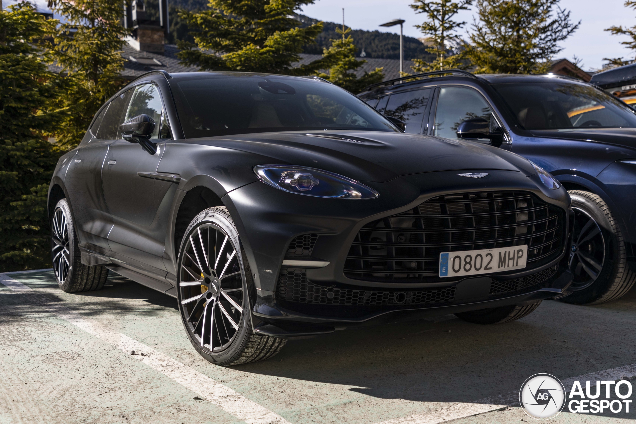 Aston Martin DBX707