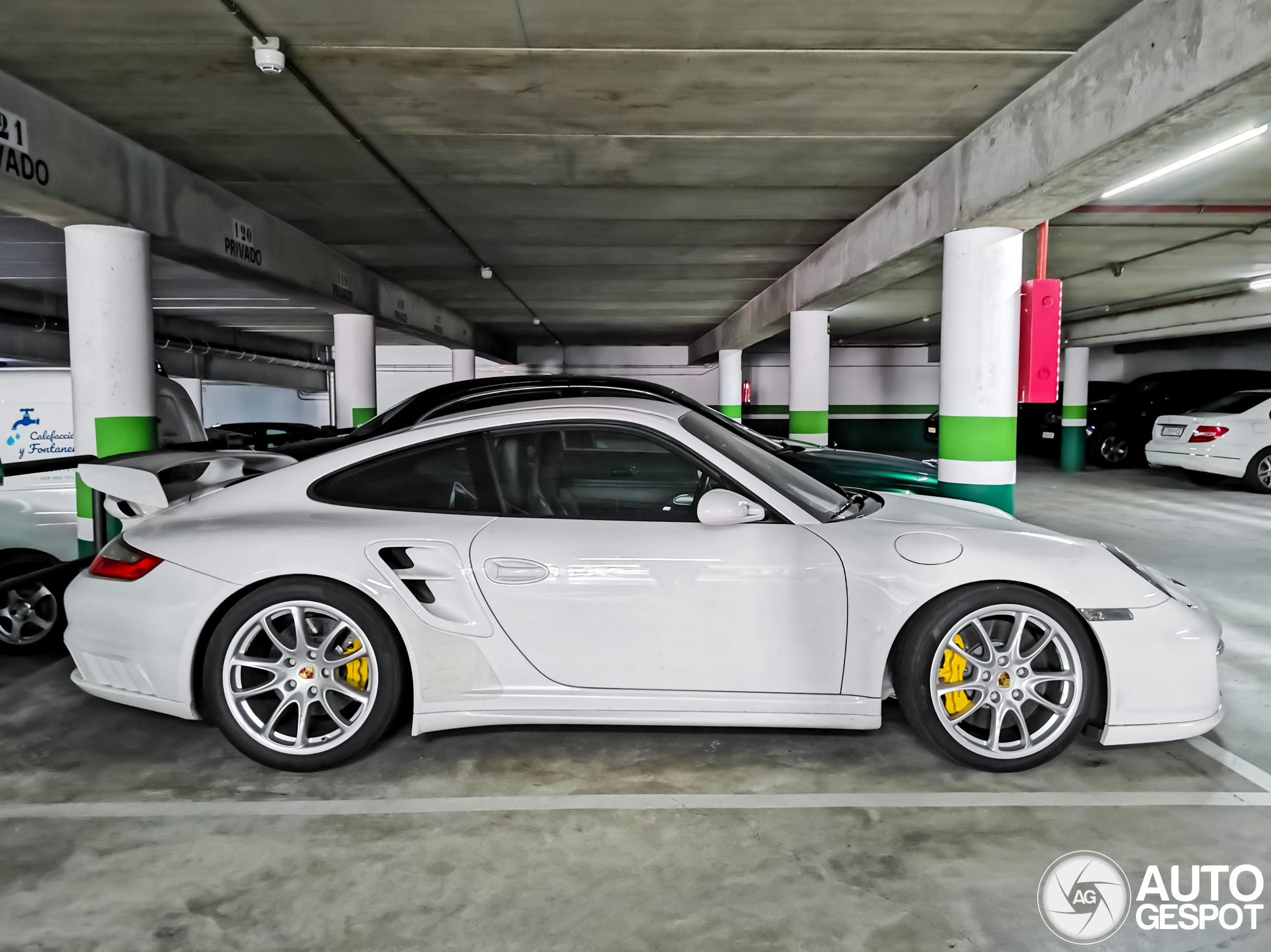 Porsche 997 GT2 valt niet op in garage