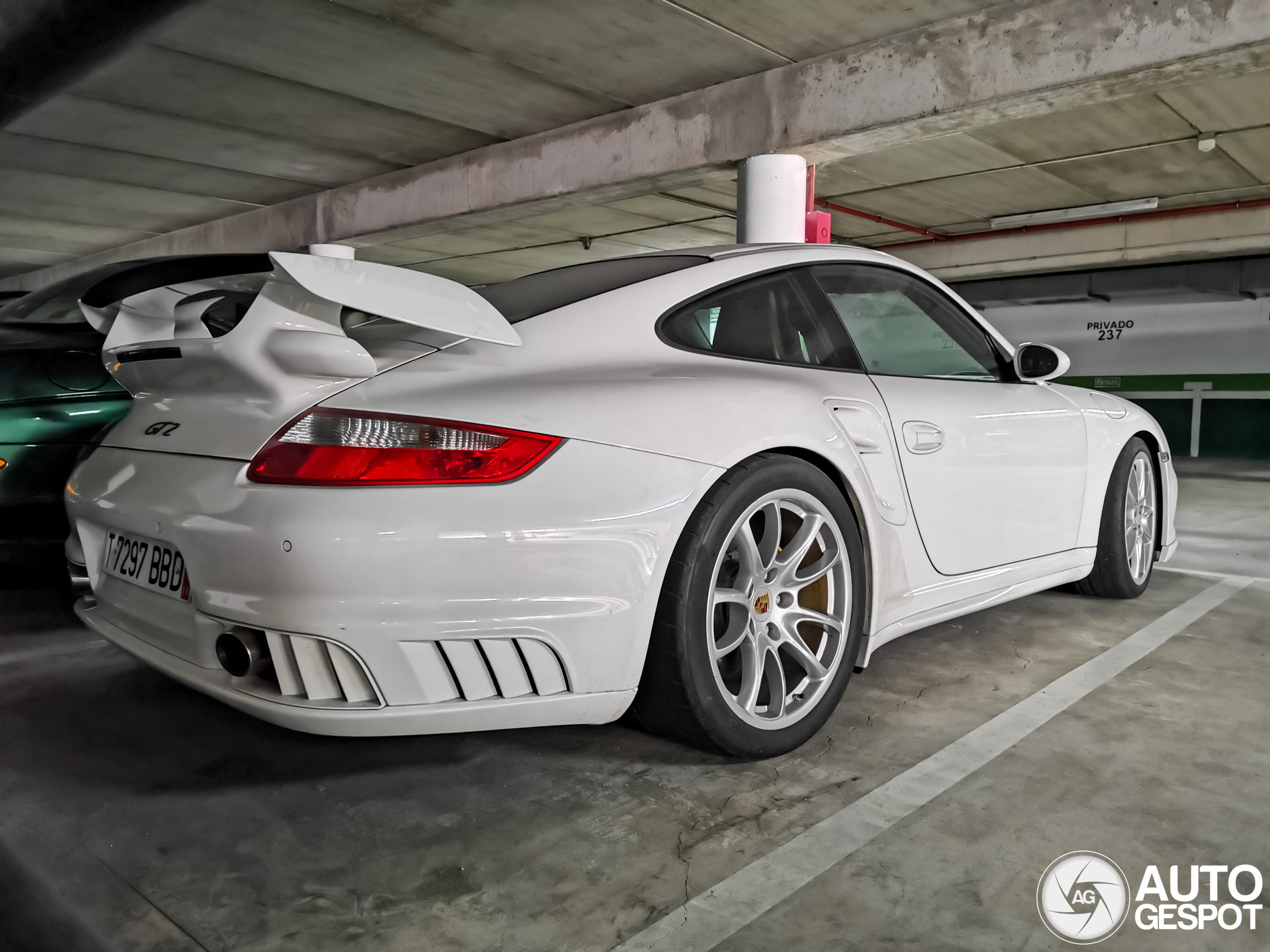 Porsche 997 GT2 valt niet op in garage