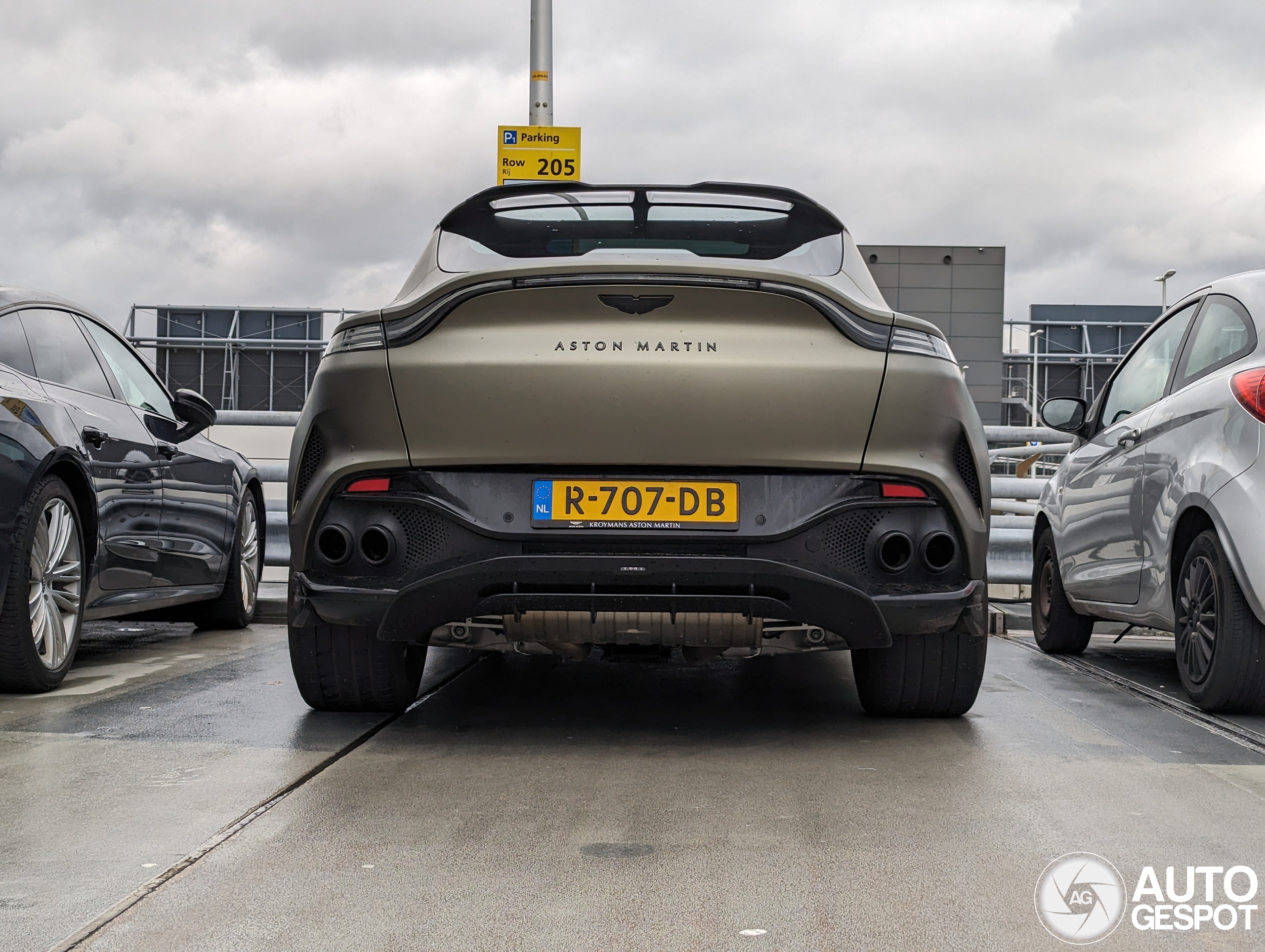 Aston Martin DBX707