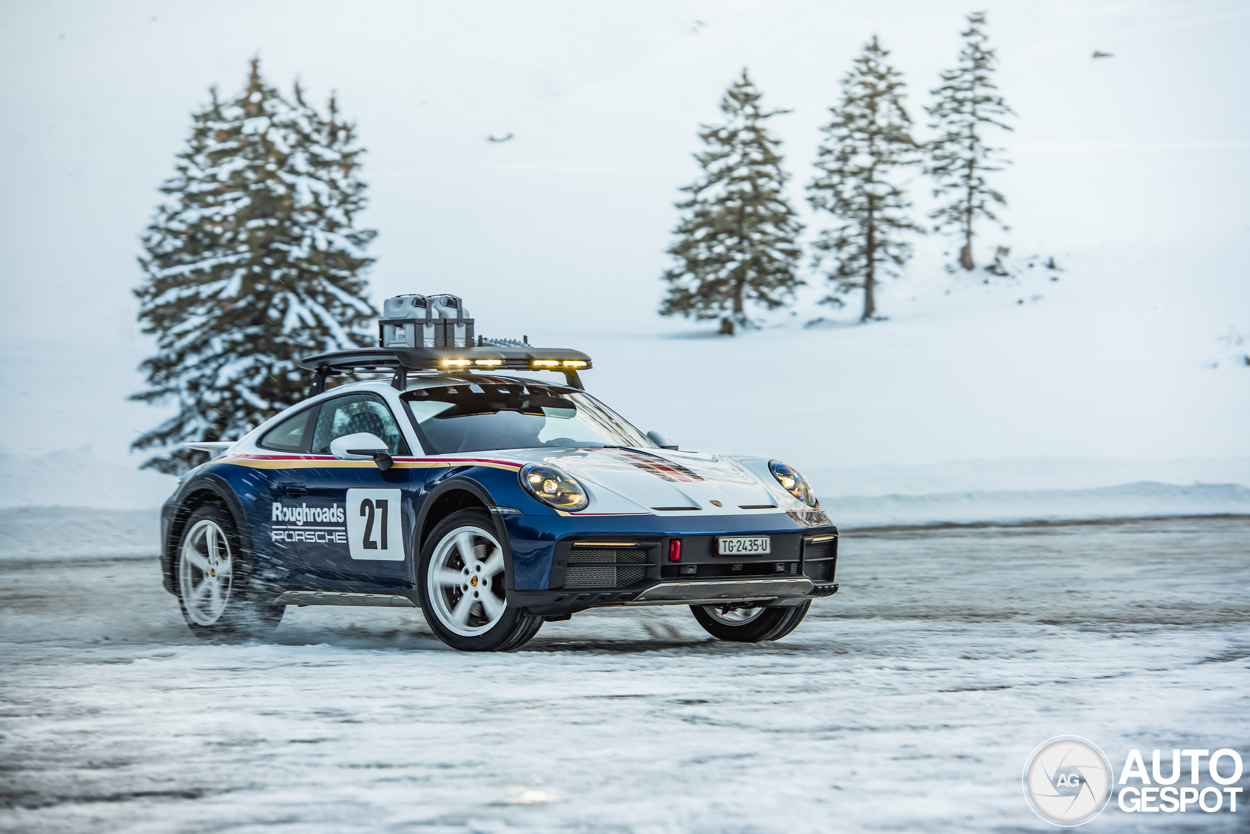 Porsche 992 Dakar wordt uitgelaten in de sneeuw