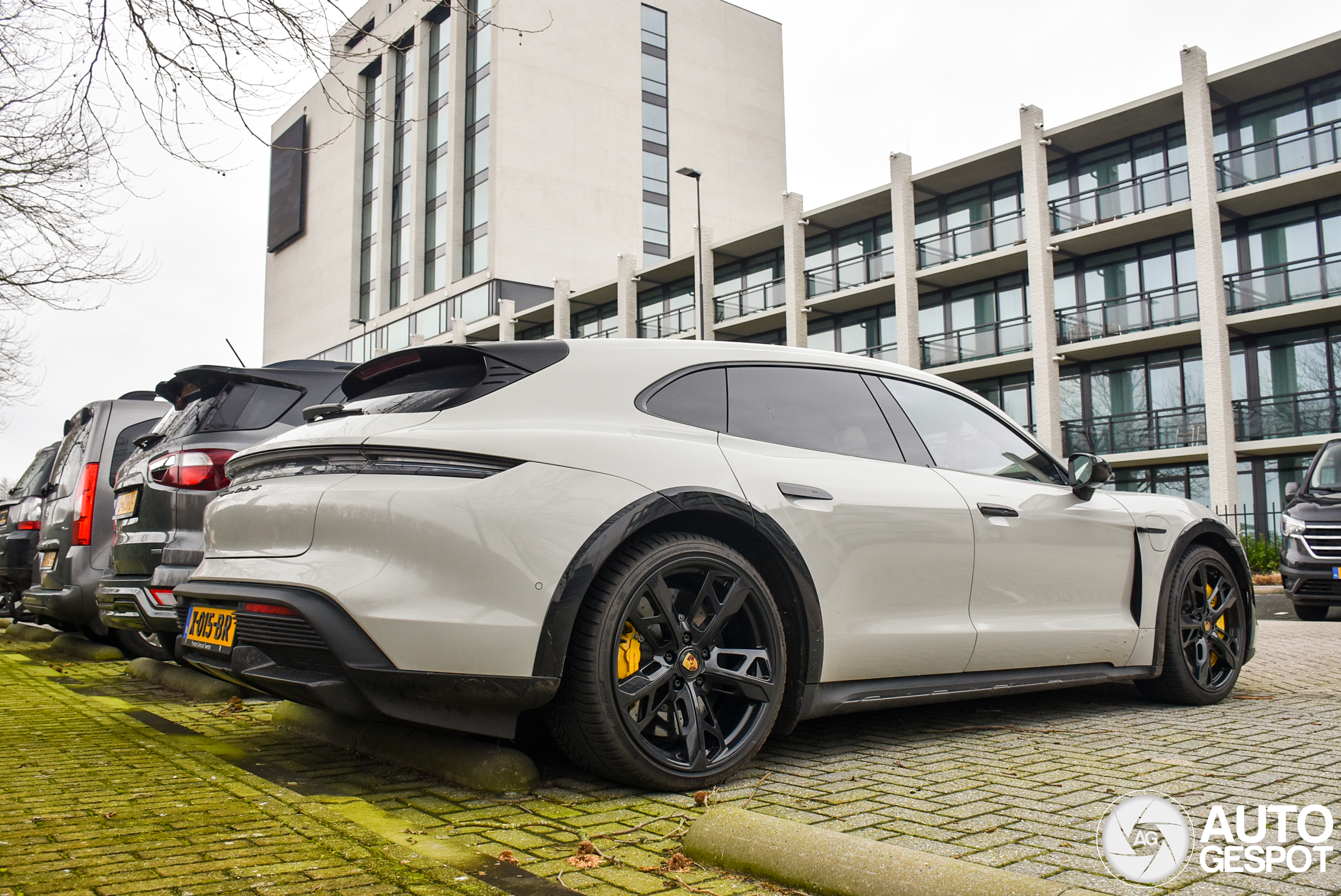 Porsche Taycan Turbo S Cross Turismo