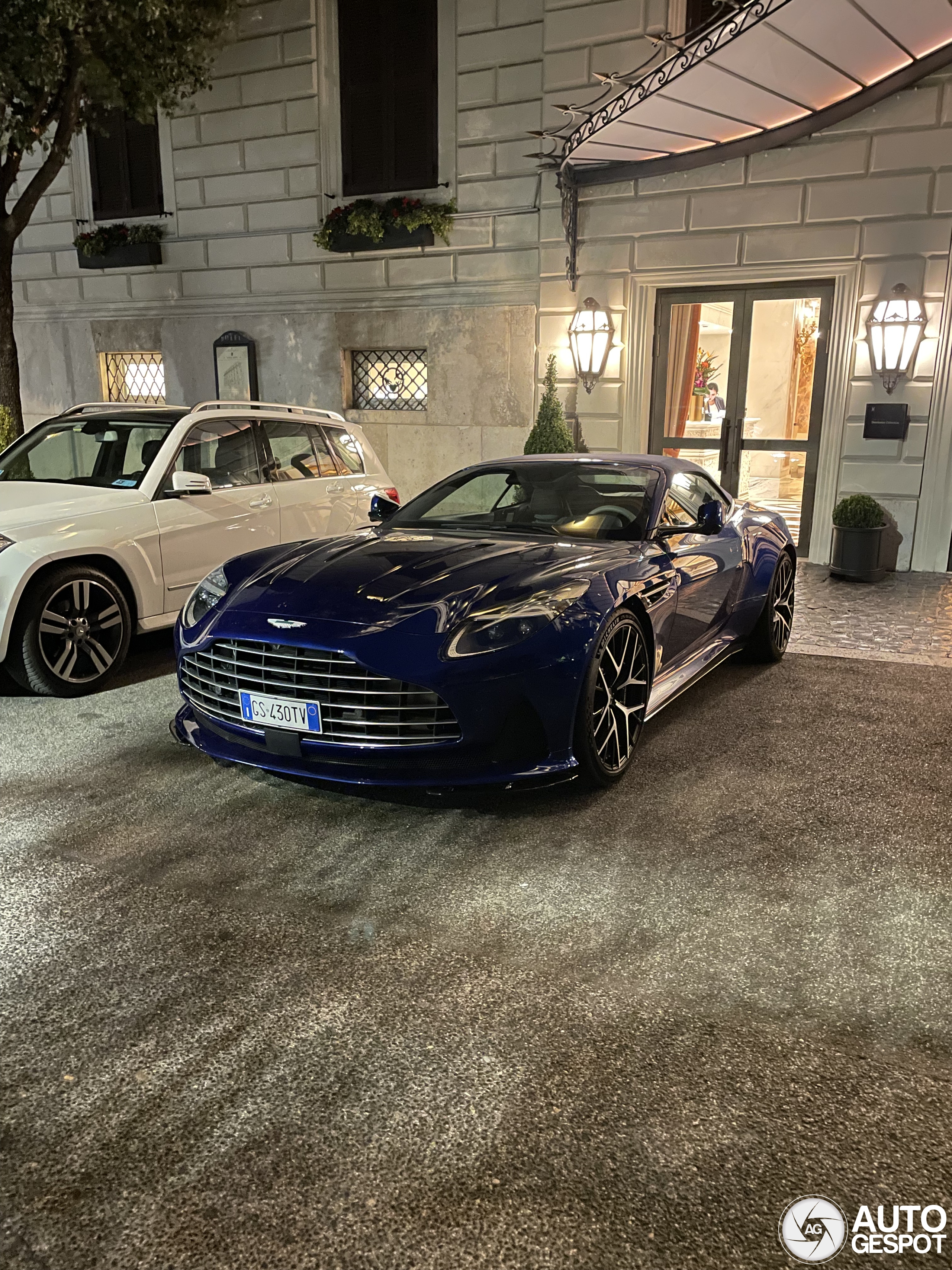 Aston Martin DB12 Volante laat zich weer zien