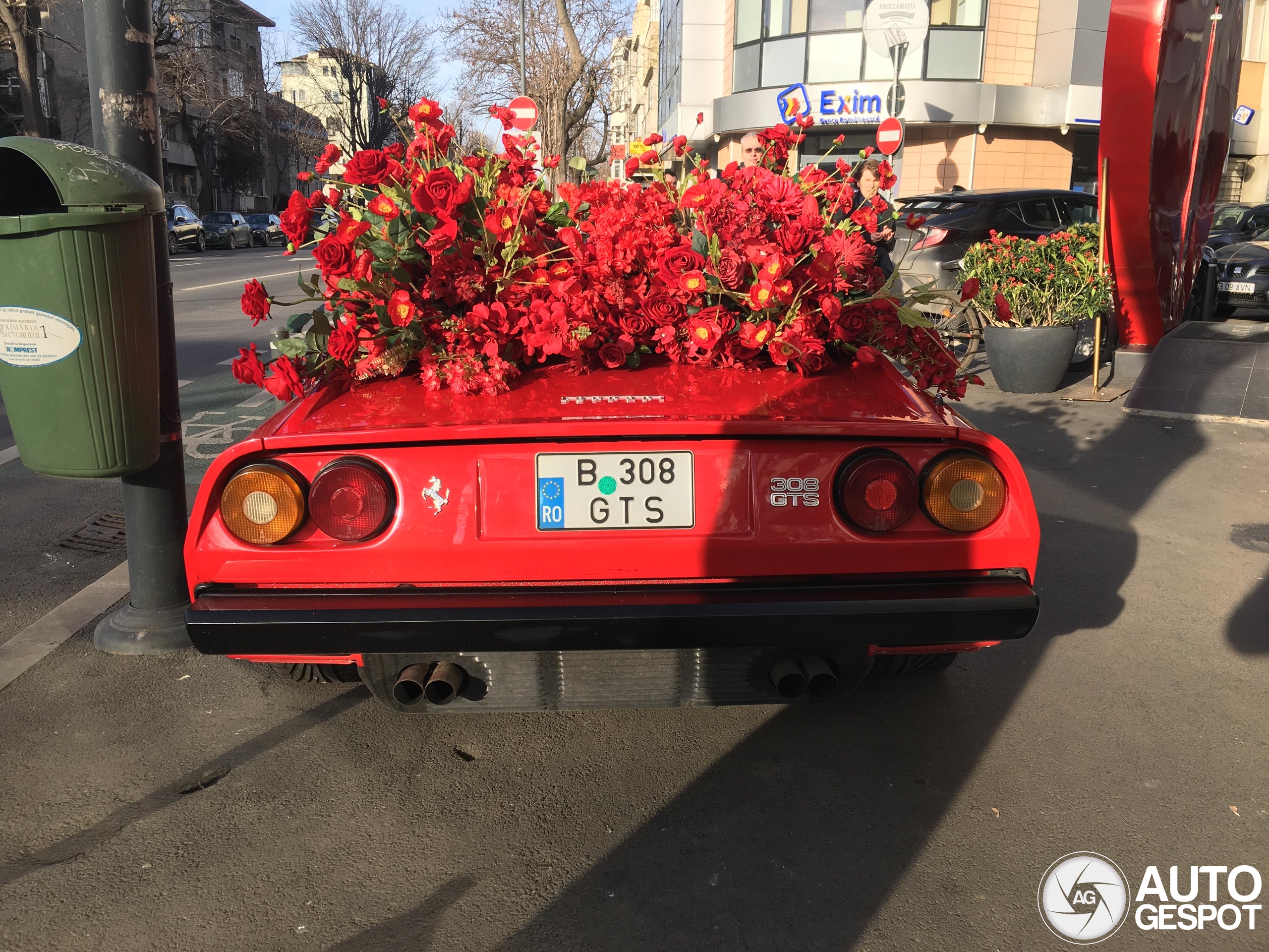 Deze Ferrari eigenaar is voorbereid op Valentijnsdag