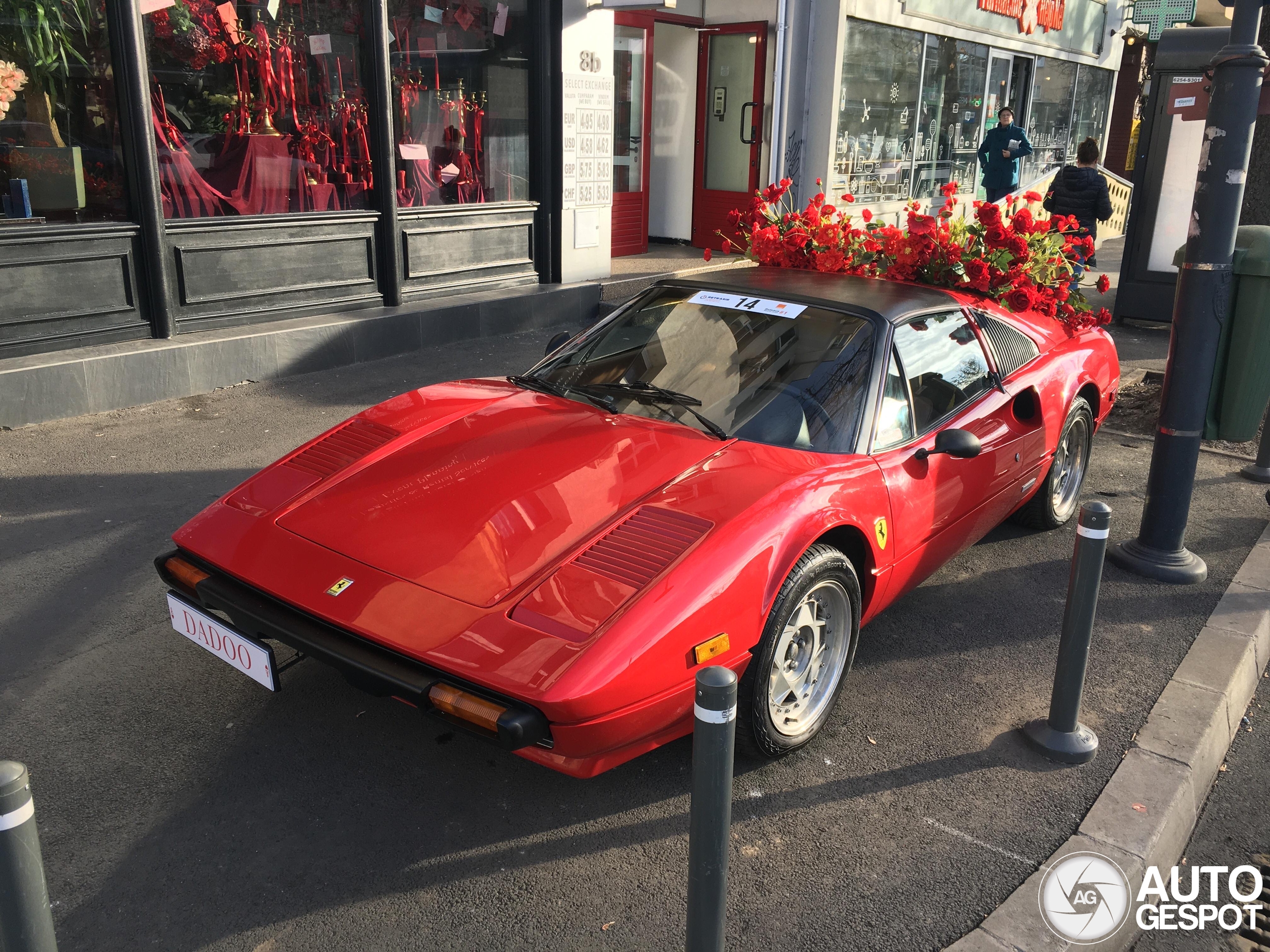 Deze Ferrari eigenaar is voorbereid op Valentijnsdag