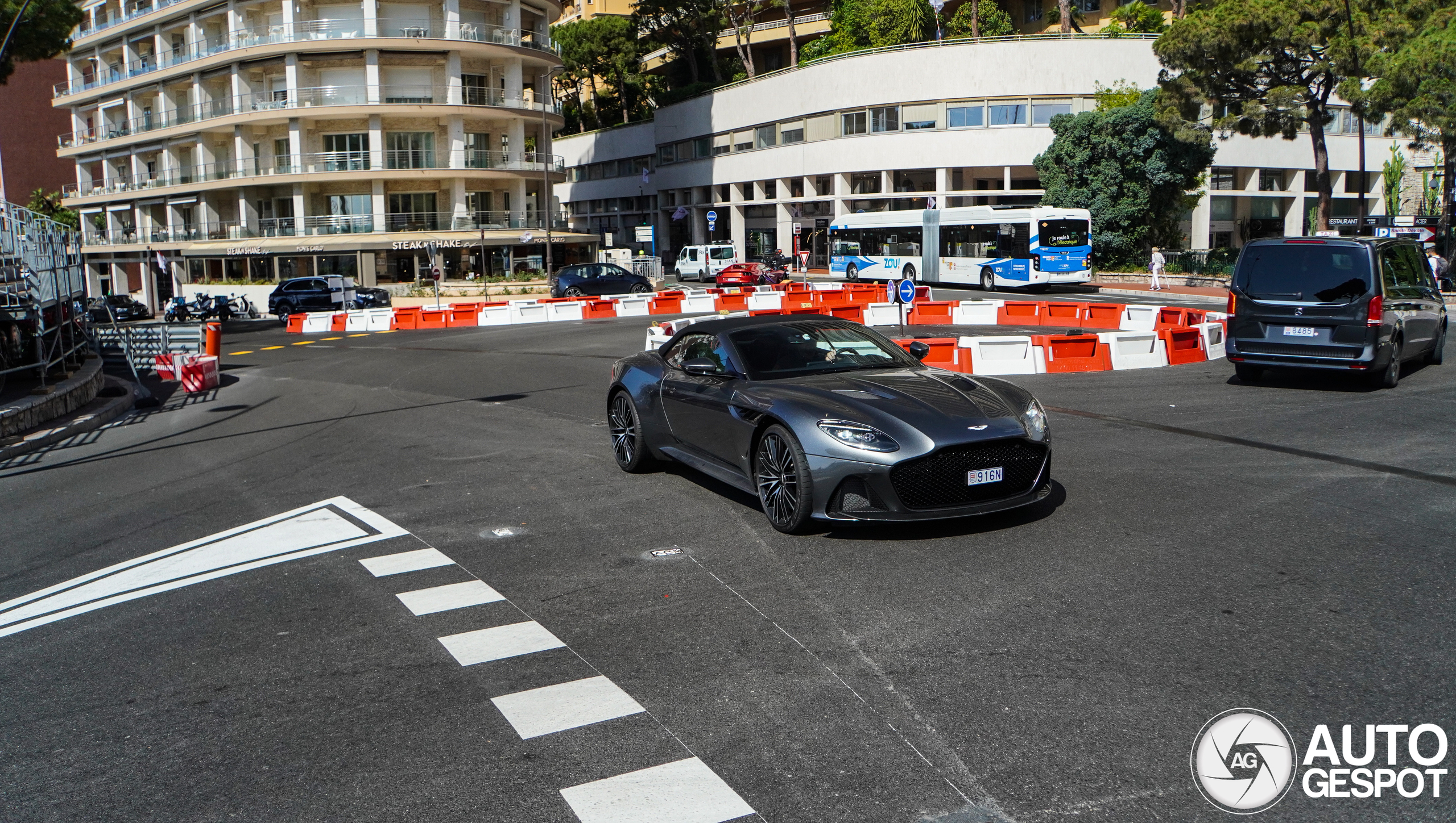 Aston Martin DBS Superleggera Volante