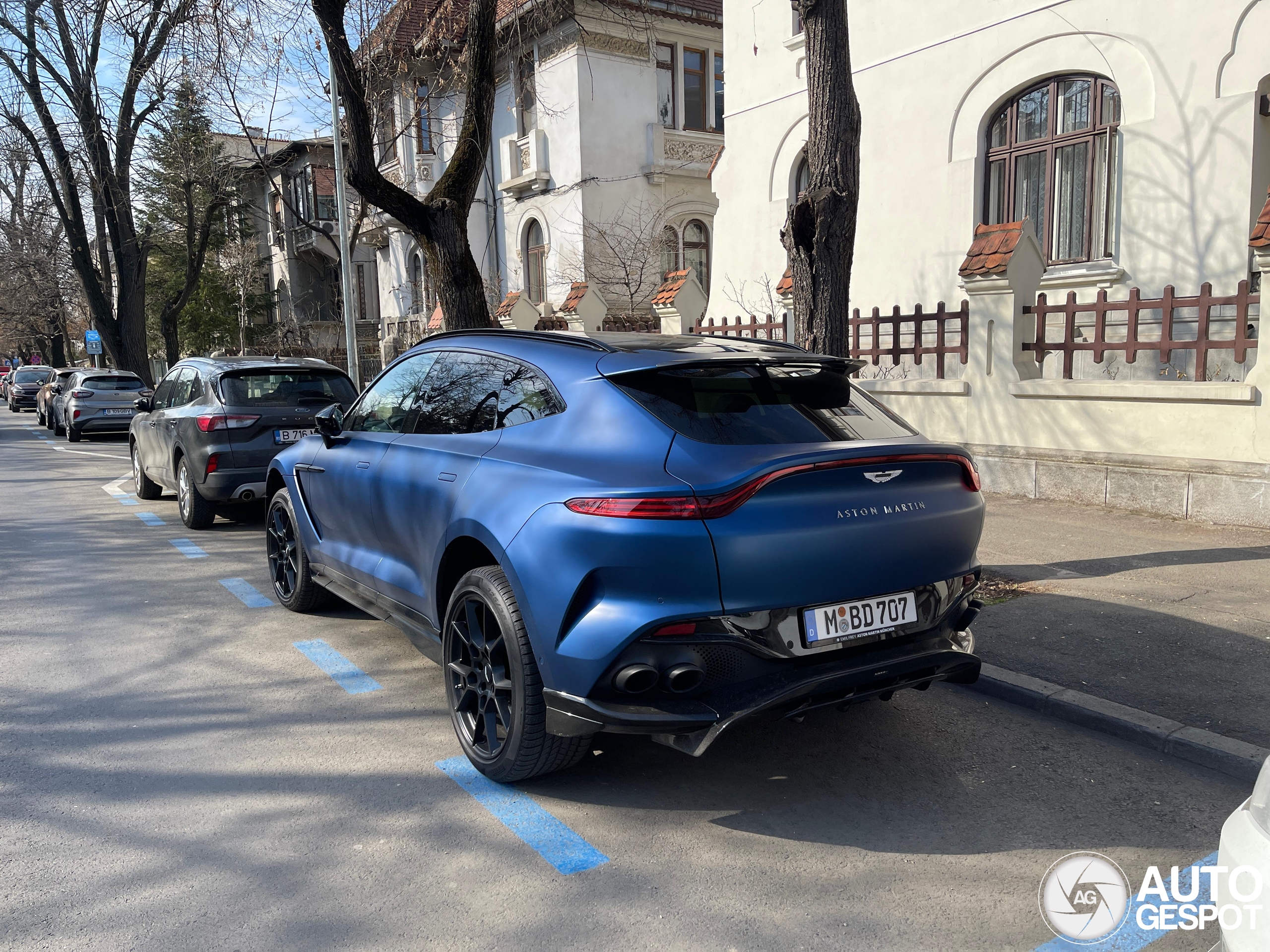 Aston Martin DBX707