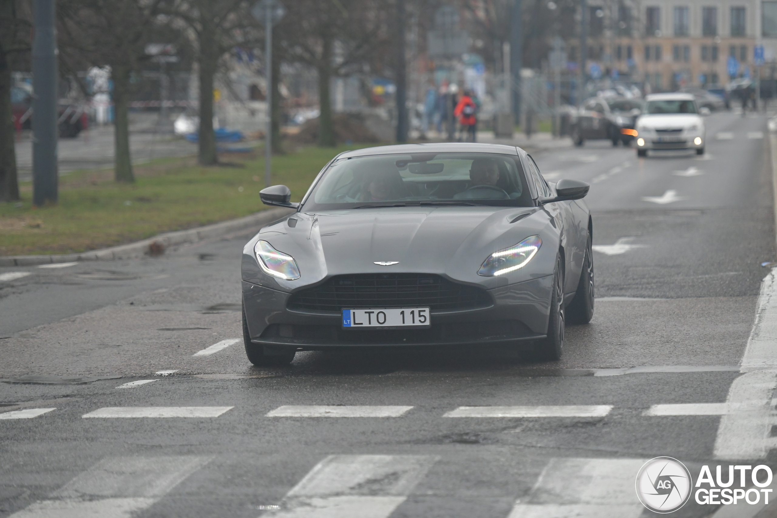 Aston Martin DB11 V8