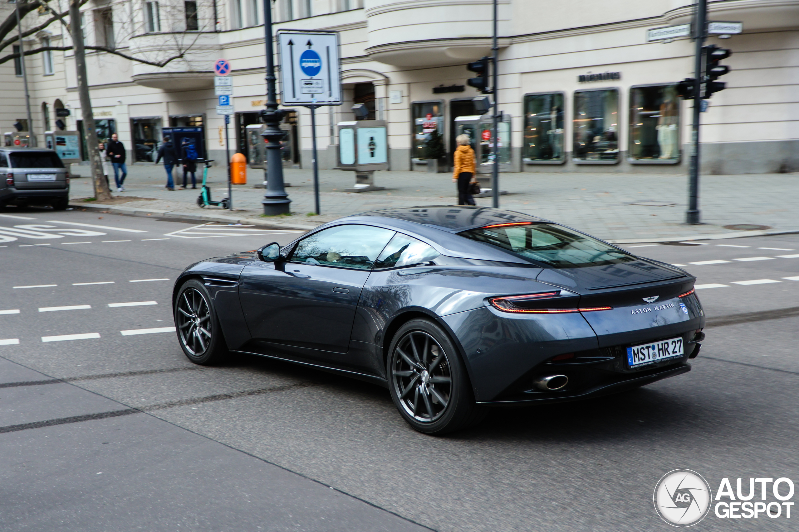 Aston Martin DB11 V8