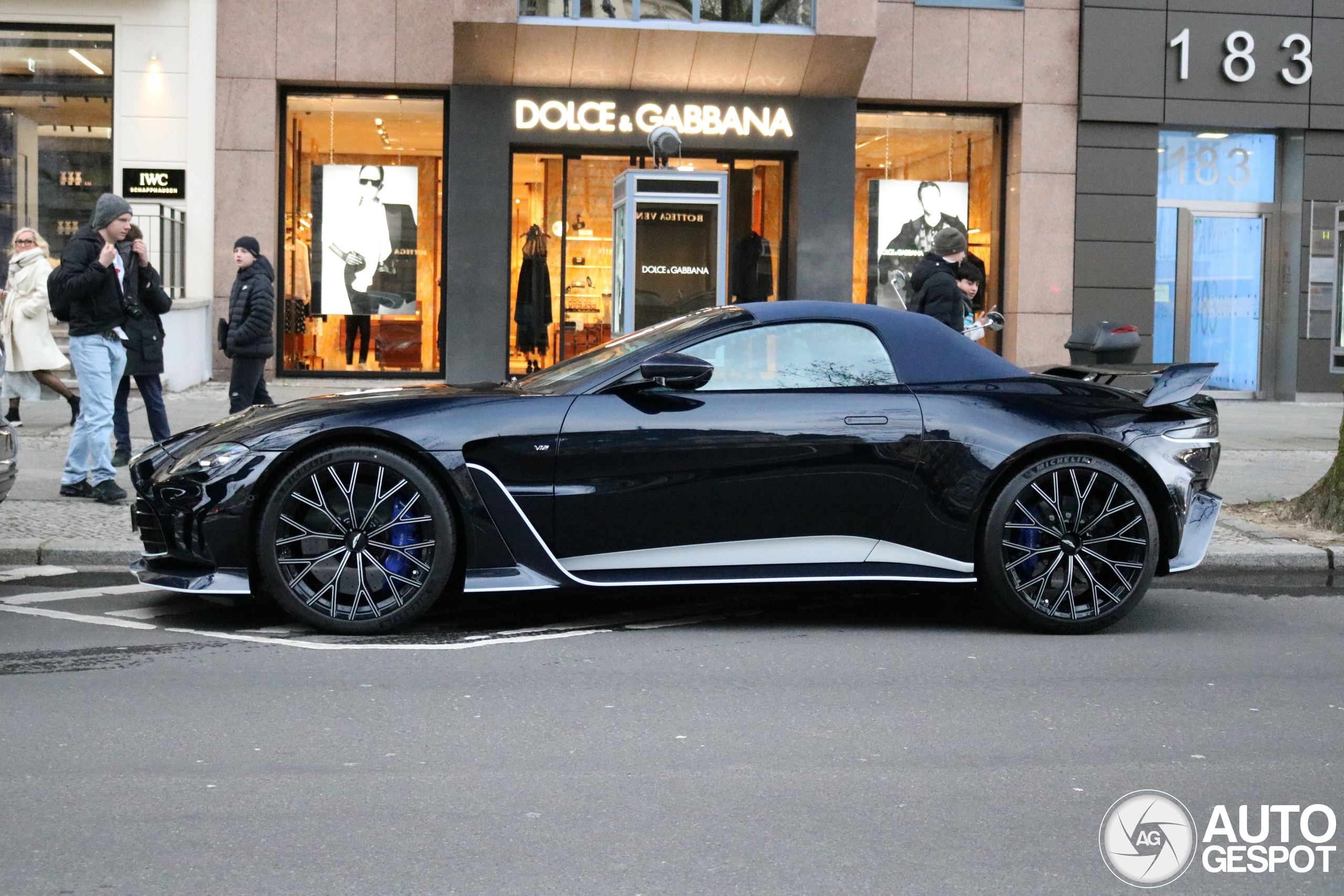 Aston Martin V12 Vantage Roadster 2023