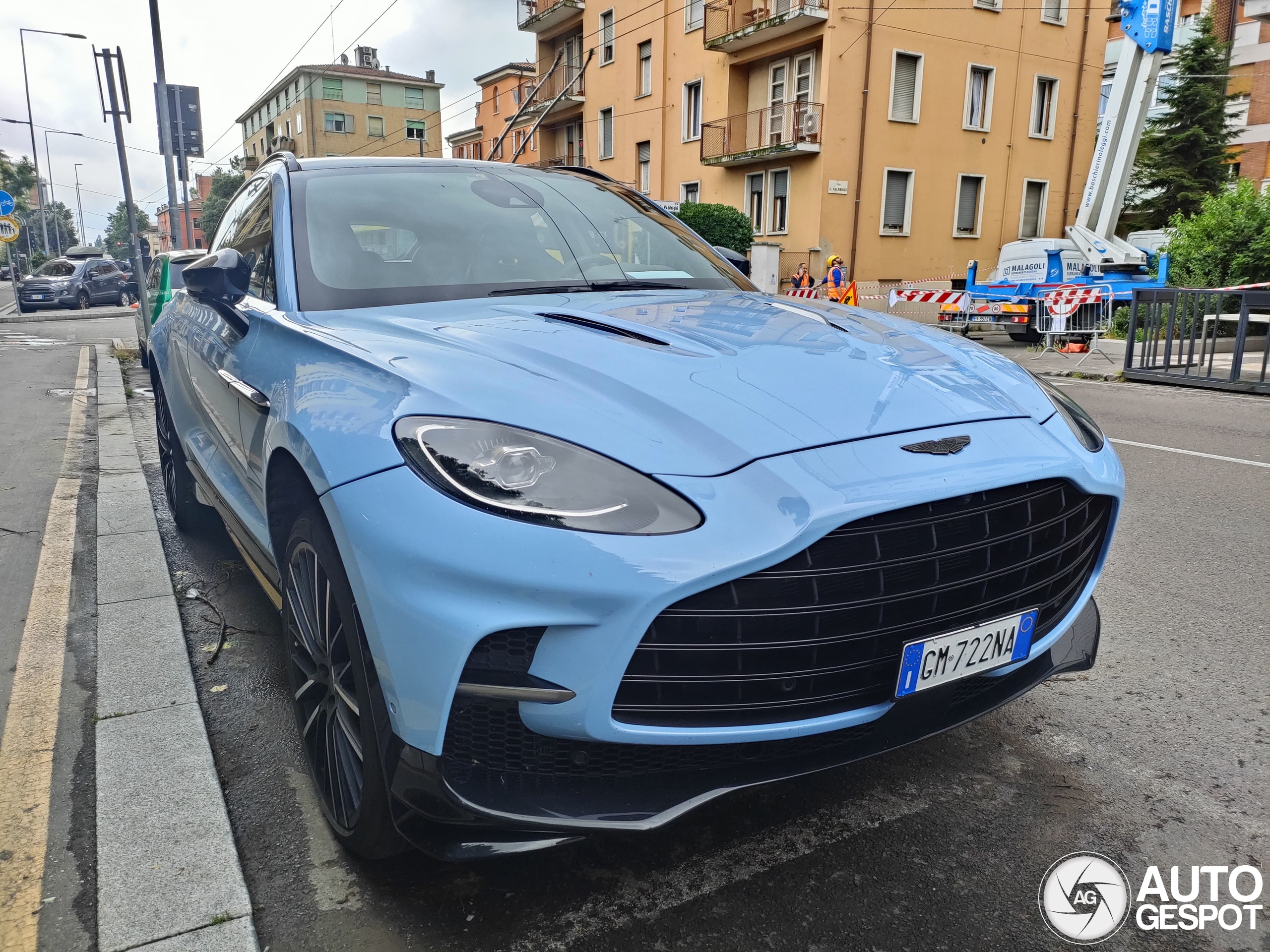 Aston Martin DBX707