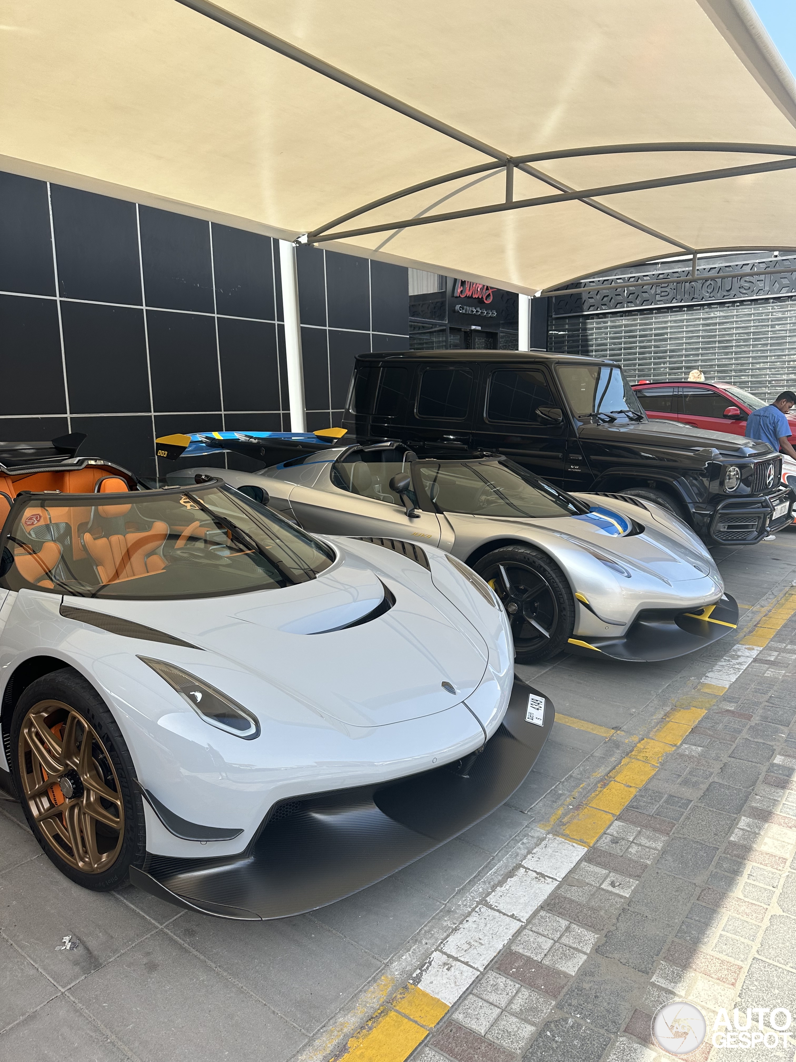 An incredible duo shows up in Dubai