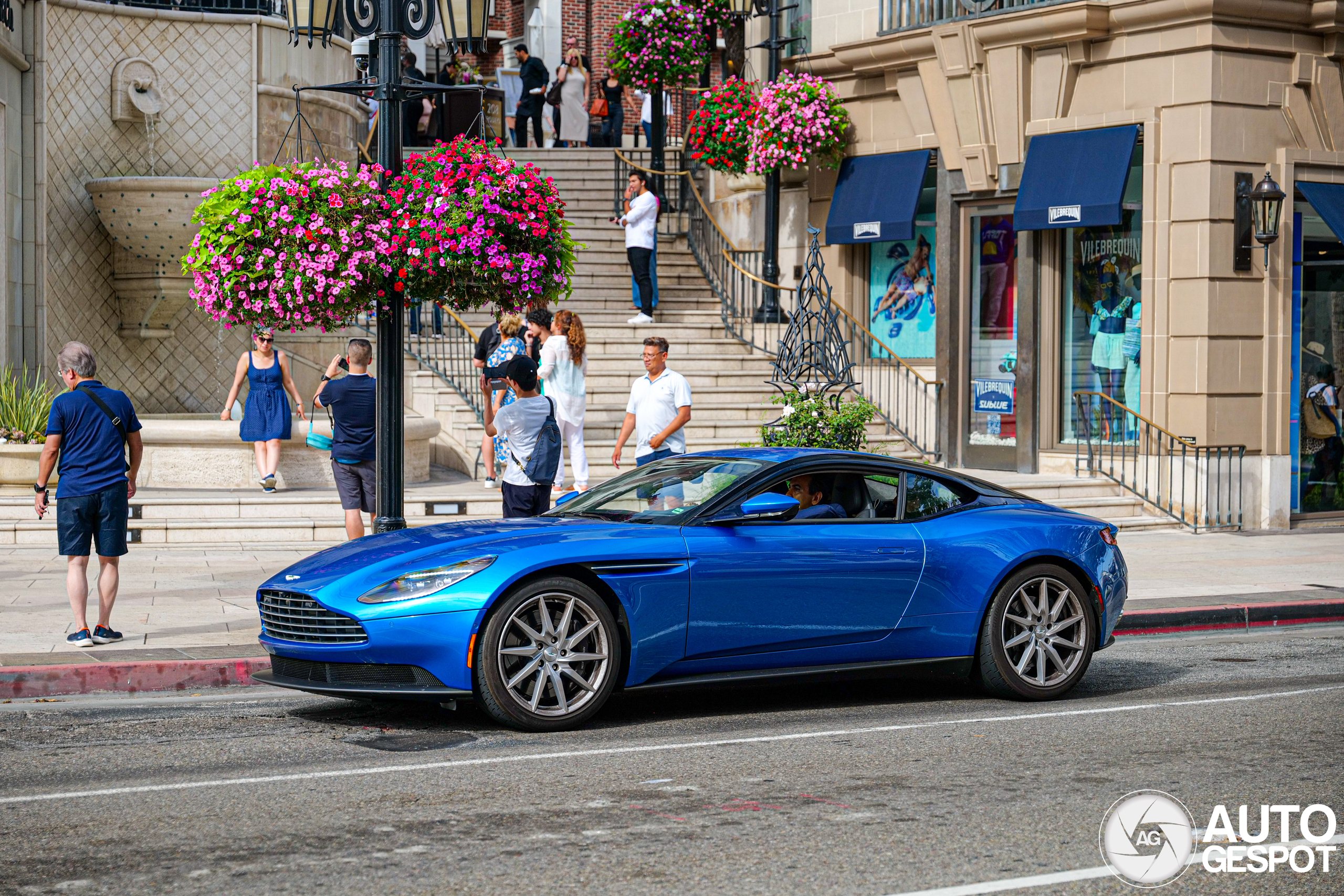 Aston Martin DB11 V8