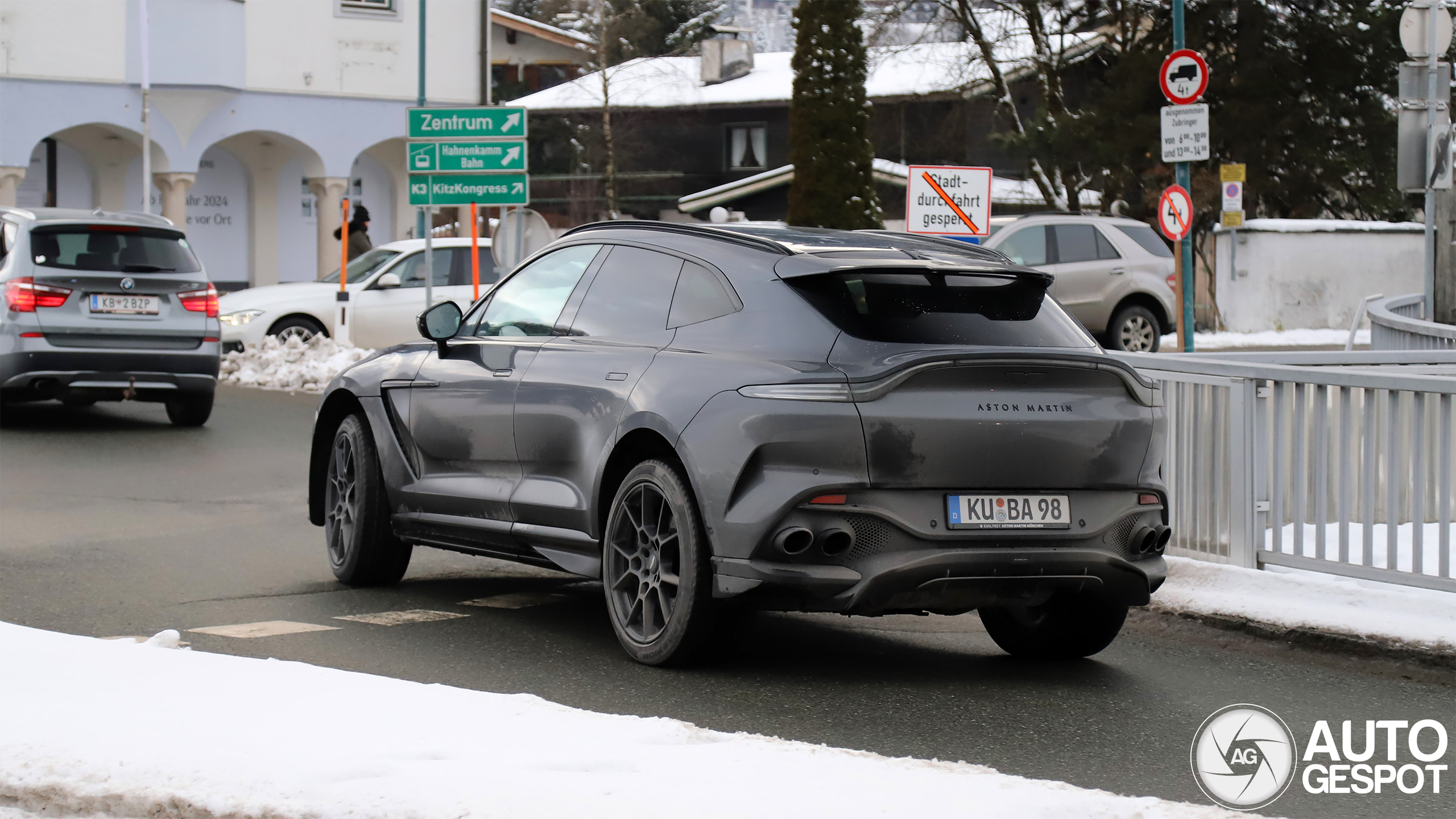 Aston Martin DBX707