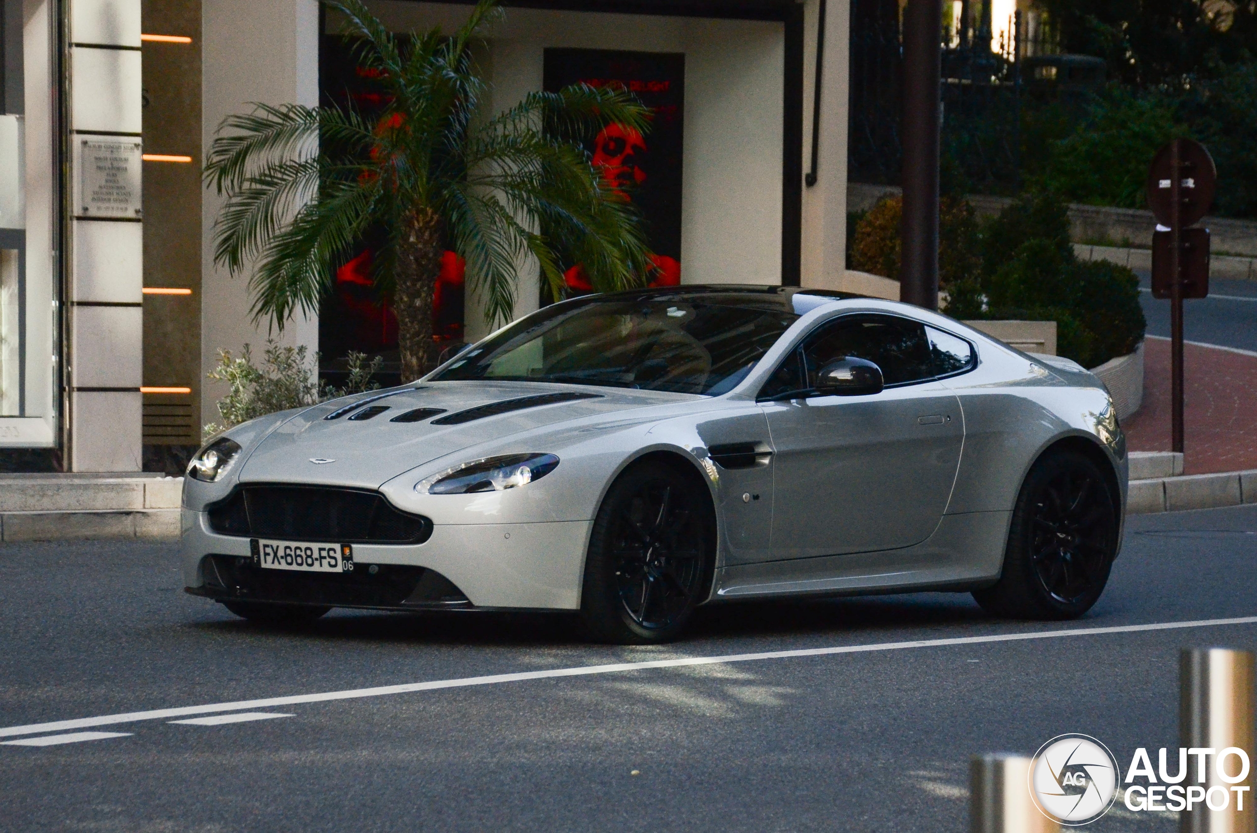 Aston Martin V12 Vantage S AMR