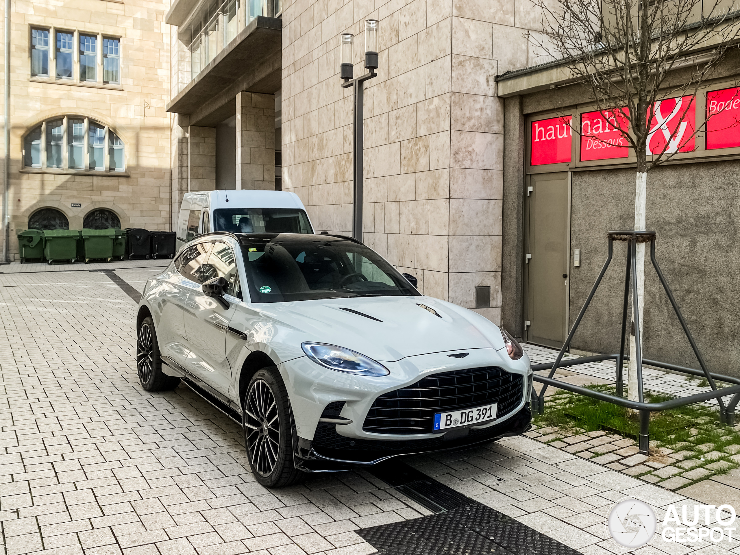 Aston Martin DBX707