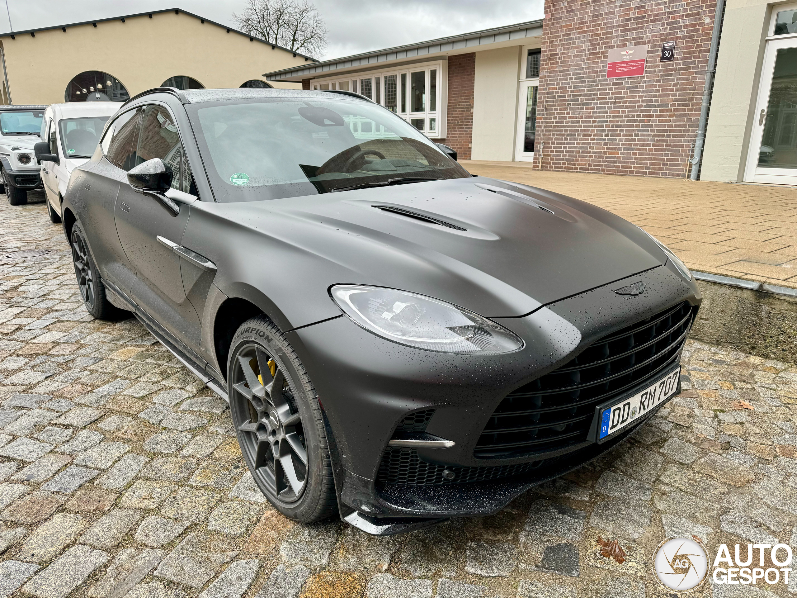 Aston Martin DBX707