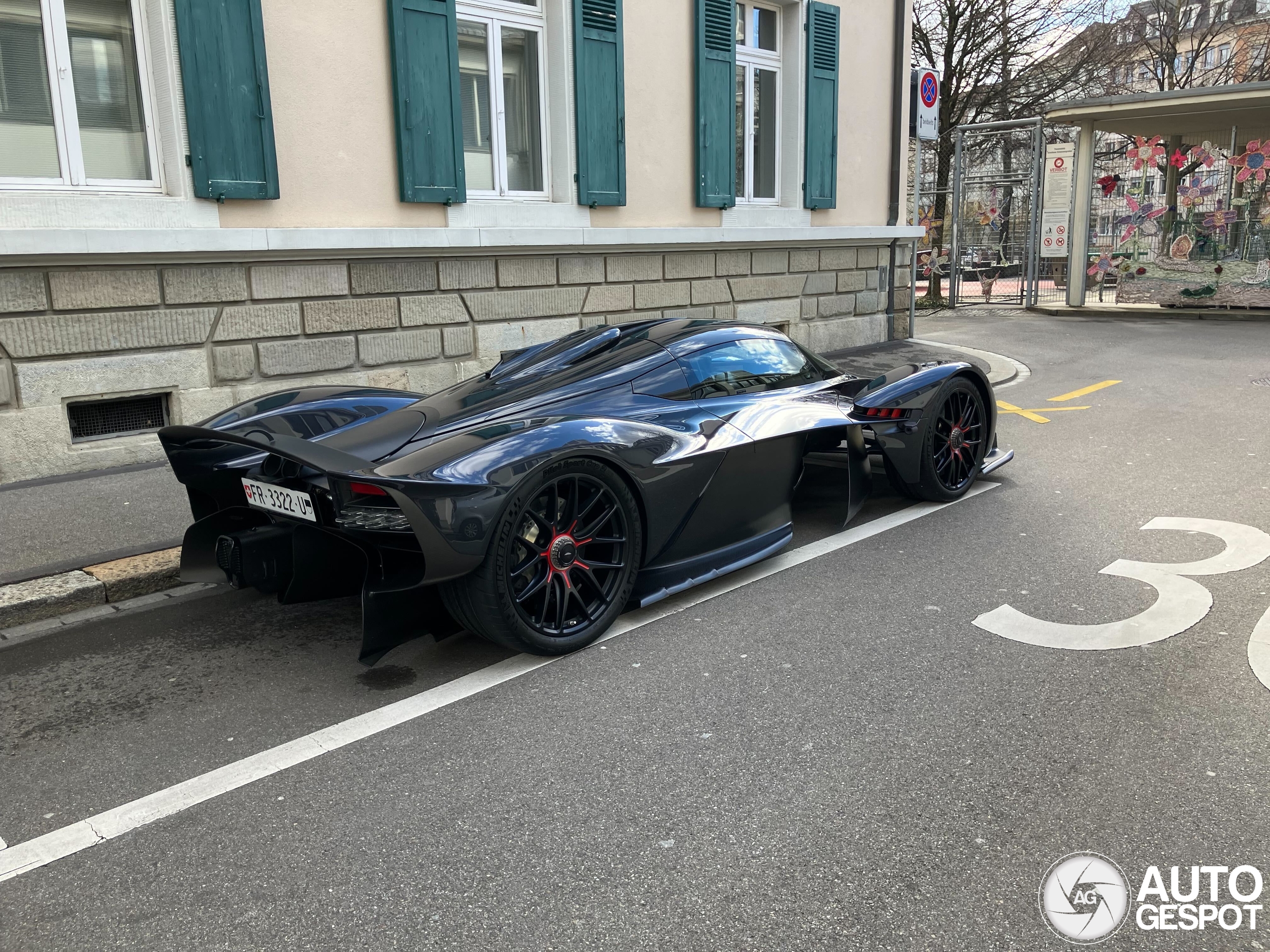 Ein Aston Martin Valkyrie taucht in Zürich auf.