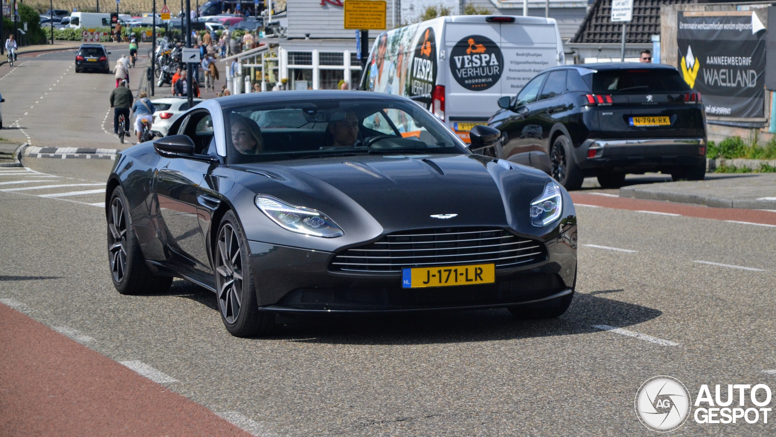 Aston Martin DB11