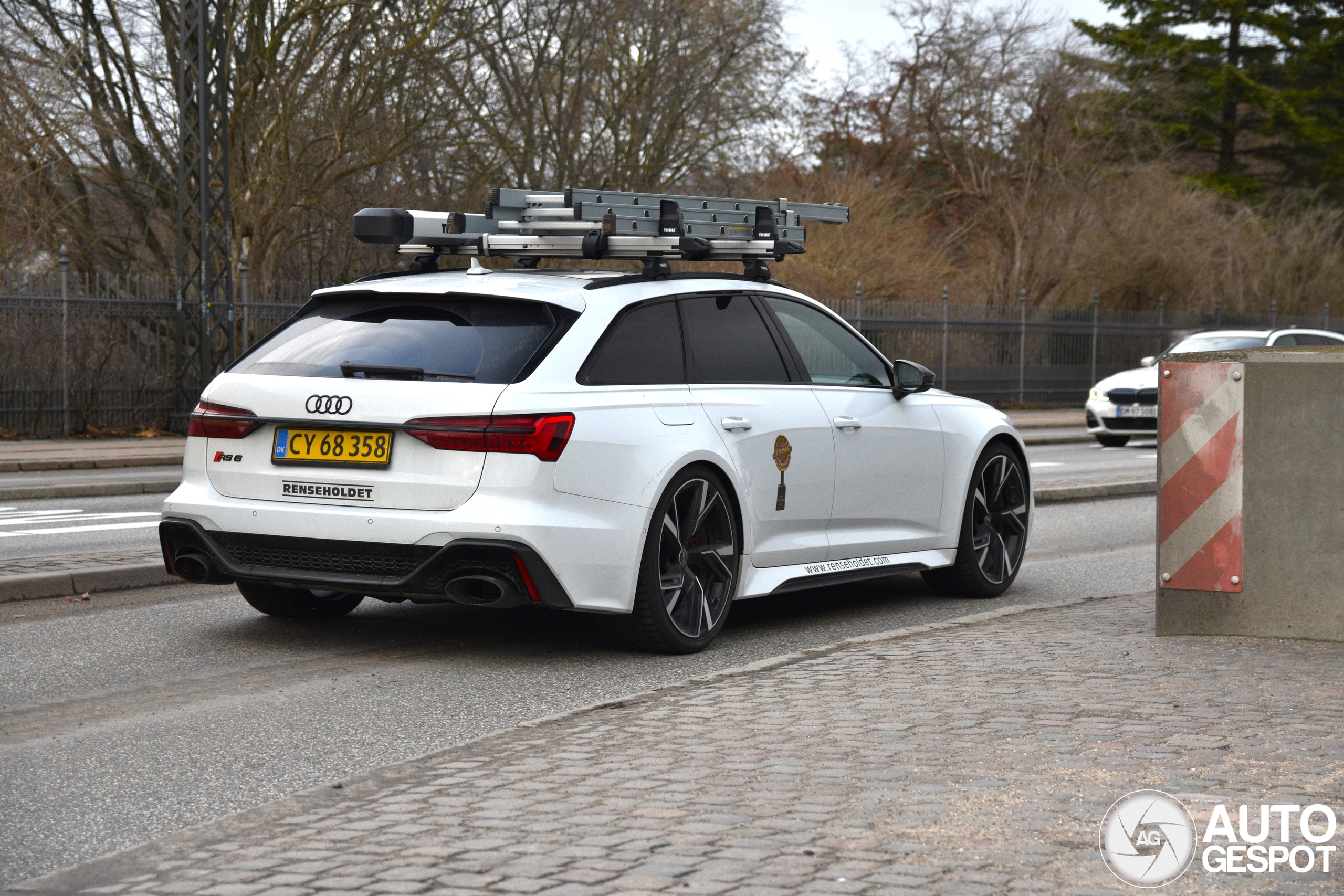 Window cleaner spotted in white Audi RS6