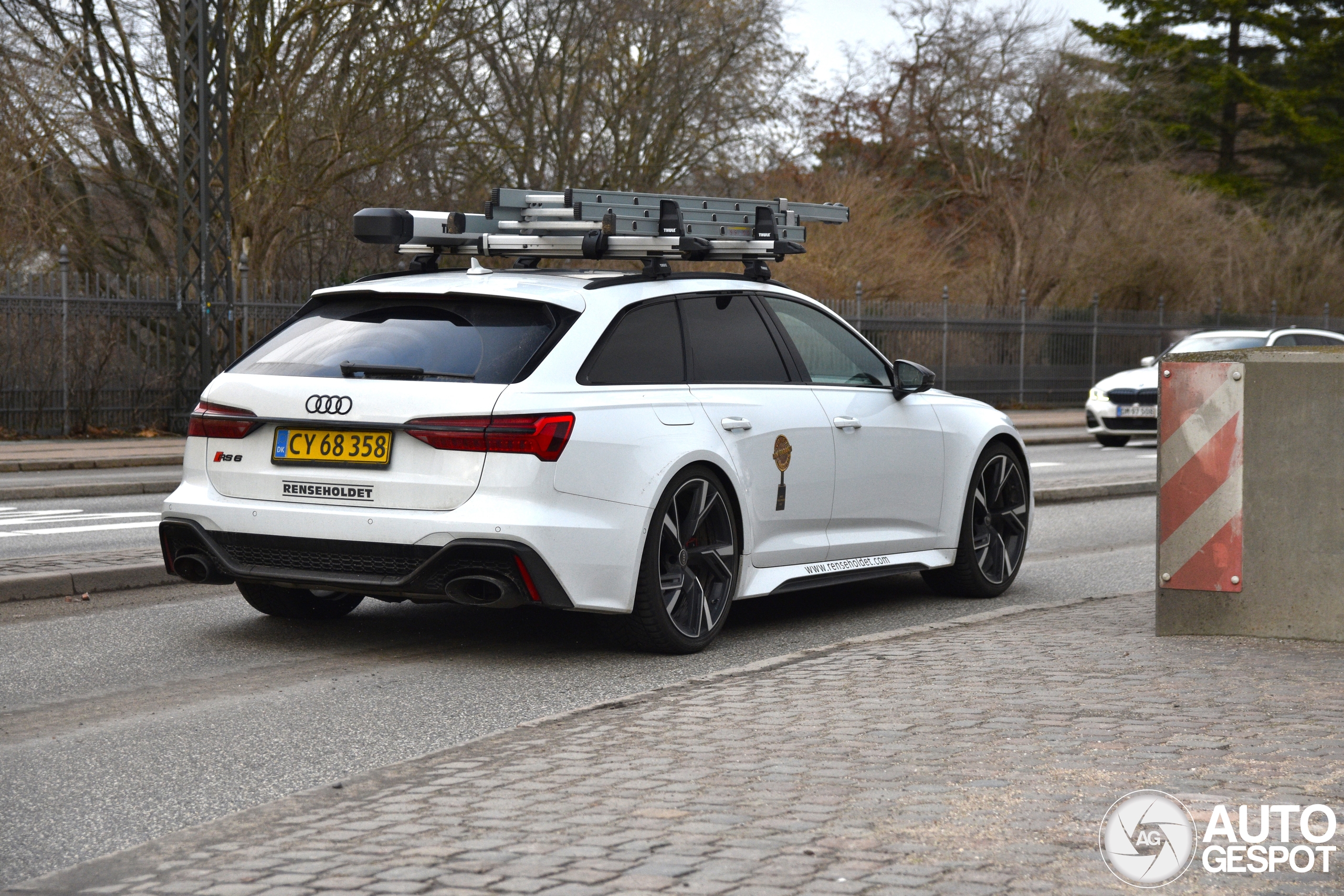 Fensterputzer im weißen Audi RS6 gesichtet