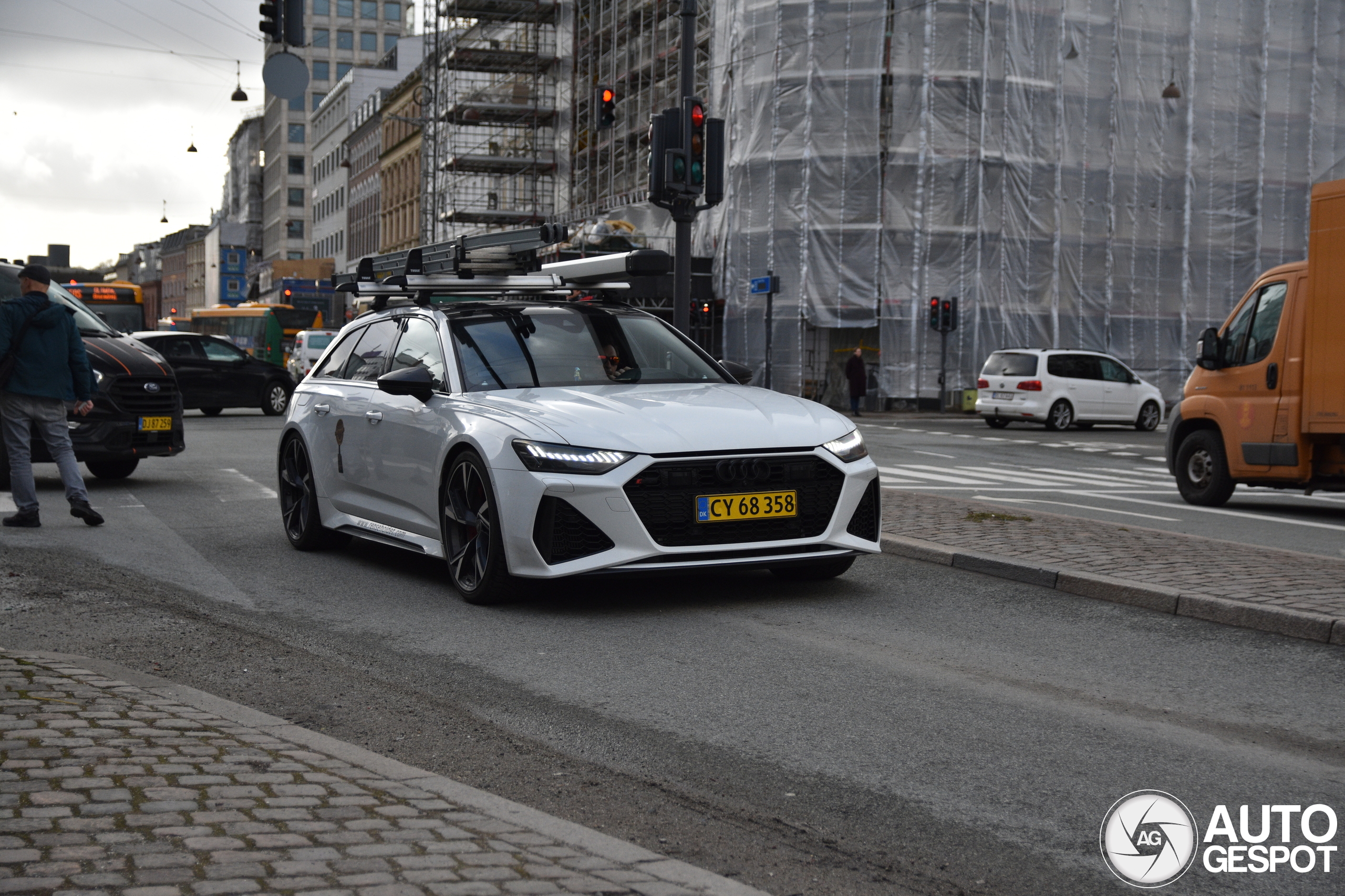 Window cleaner spotted in white Audi RS6