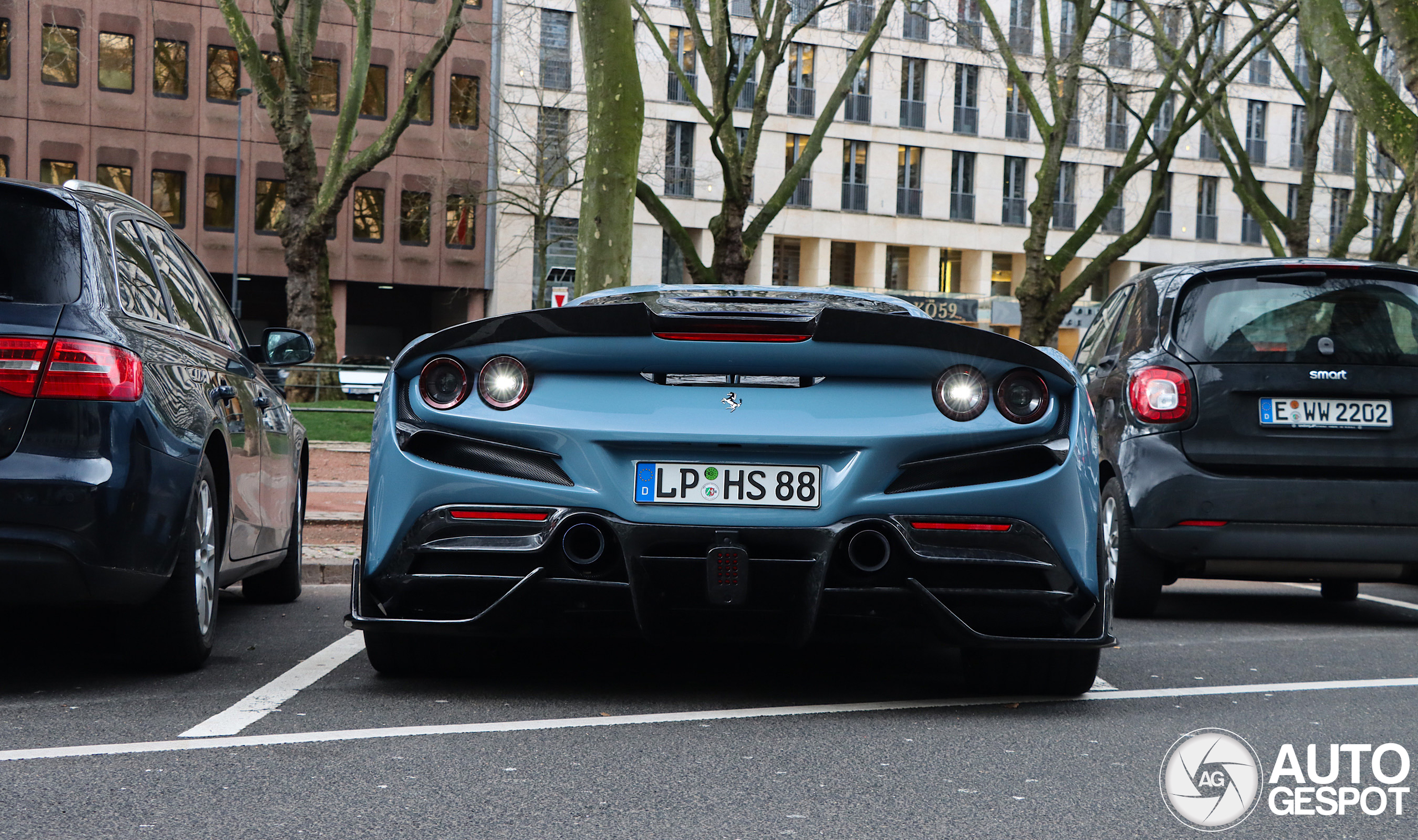 Ferrari F8 met Mansory onderdelen valt op in Duitsland