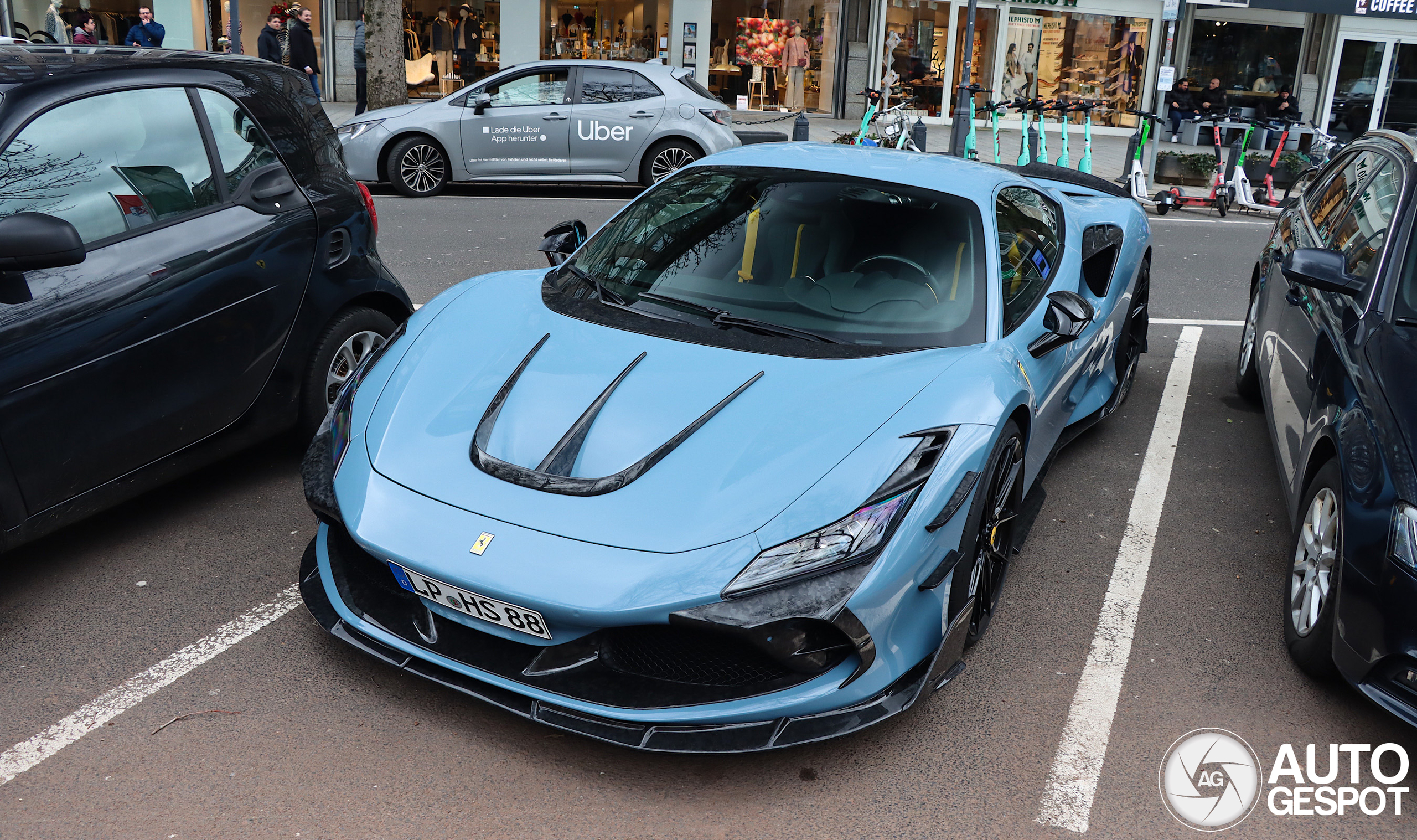 Ferrari F8 met Mansory onderdelen valt op in Duitsland