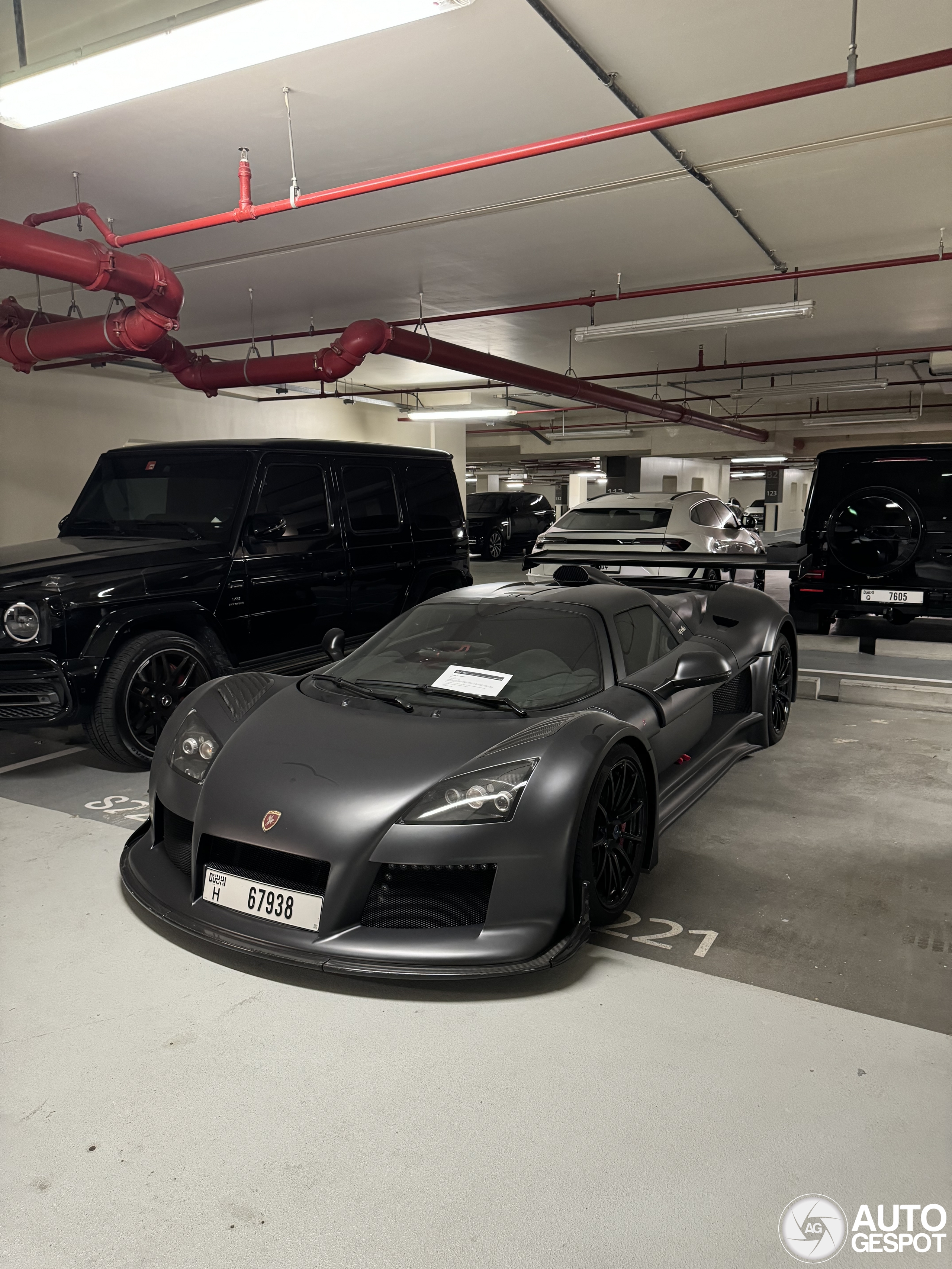 Gumpert Apollo staat te verstoffen in Dubai