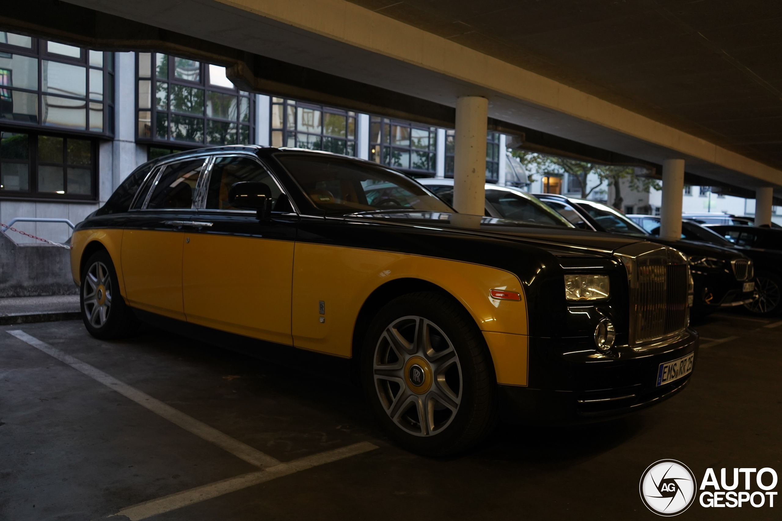 Rolls-Royce Phantom Baniyas Gold & Baniyas Black