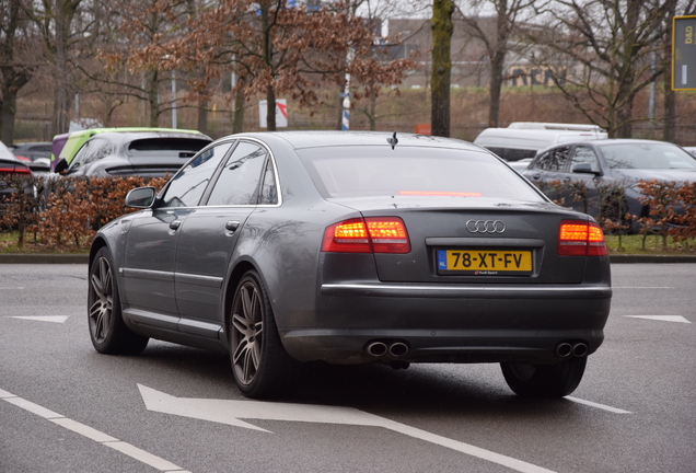 Audi S8 D3