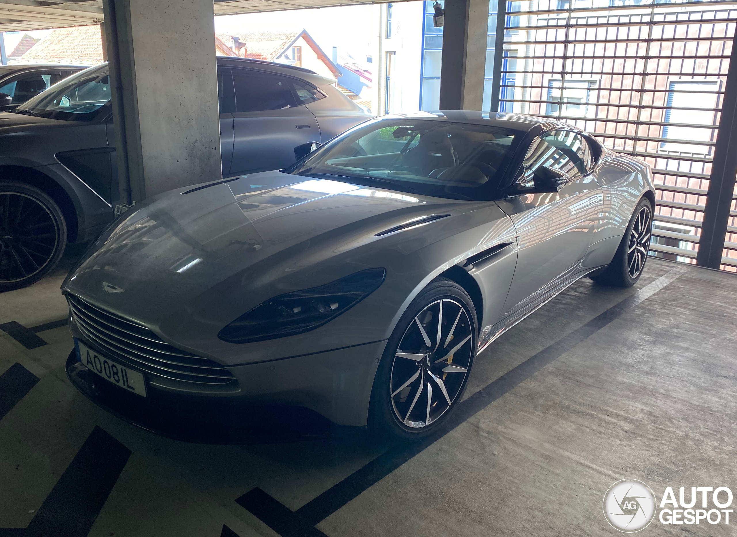 Aston Martin DB11 V8