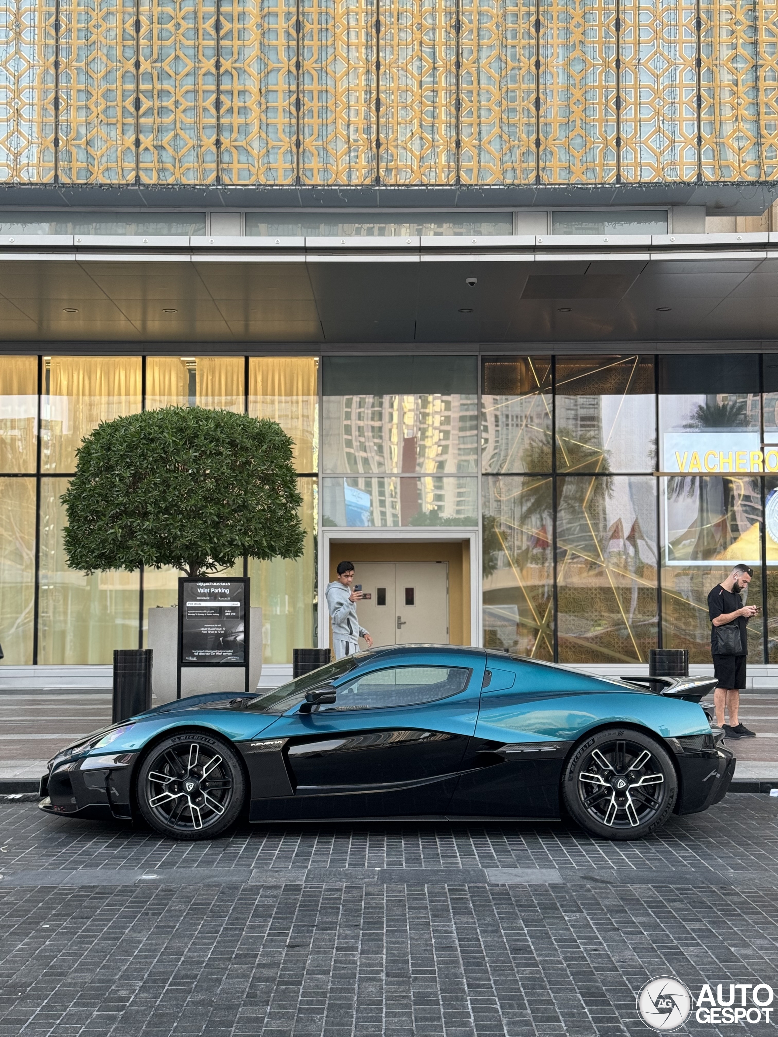 Rimac zet ook voet in Dubai met de Nevera