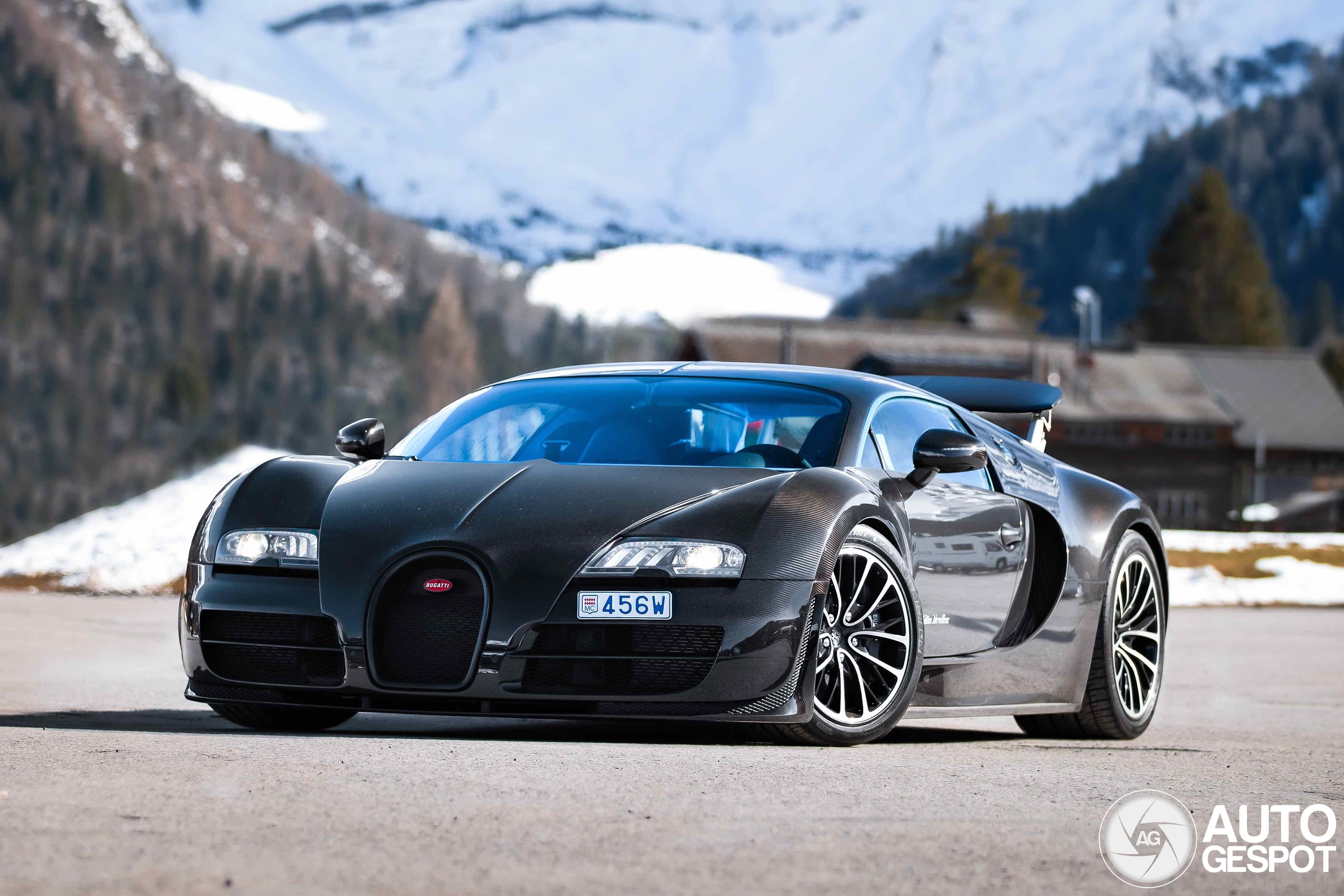 Bugatti Veyrons poseren tussen de sneeuw