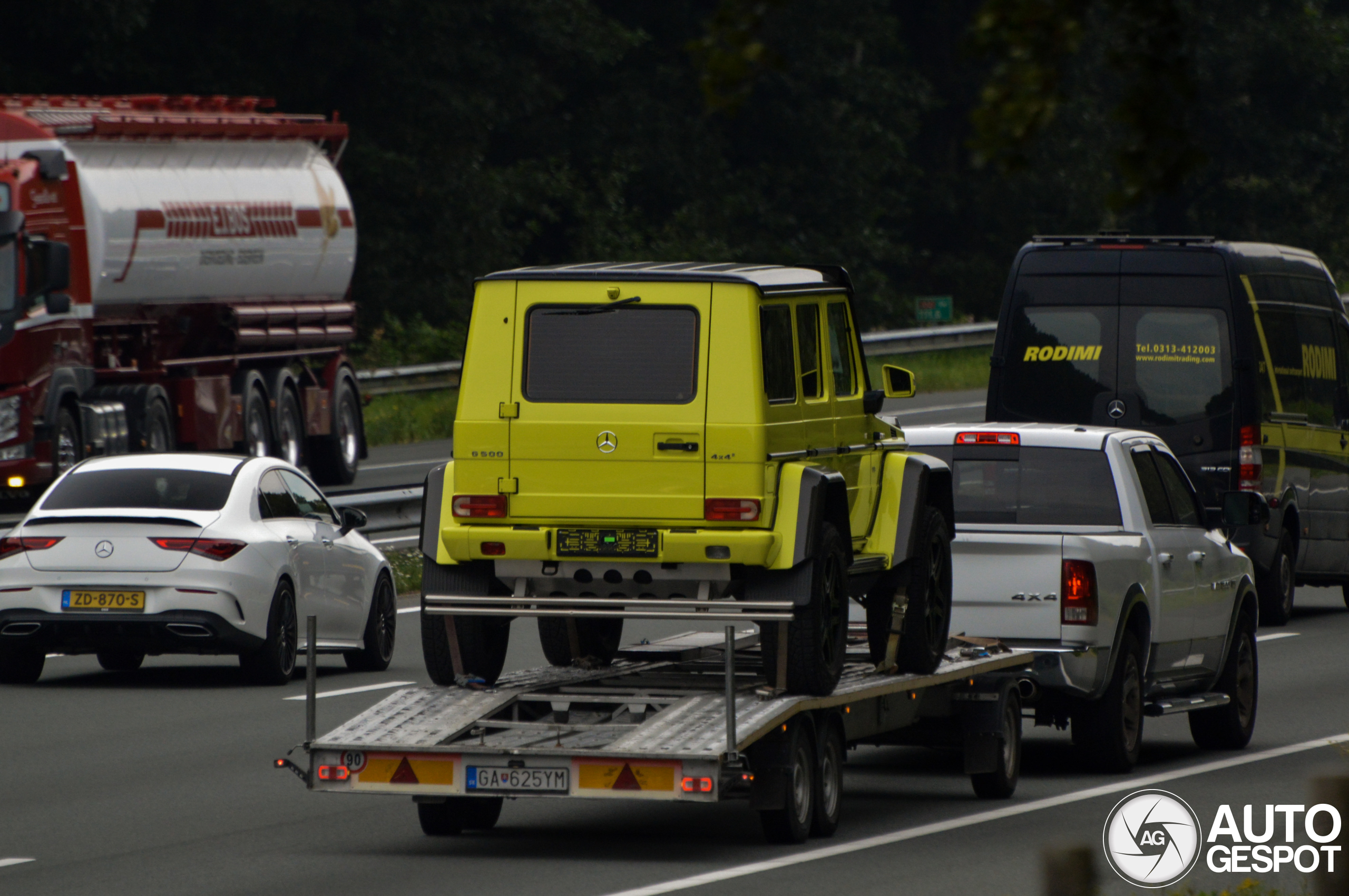 Deze Mercedes staat nóg wat hoger boven het wegdek dan normaal