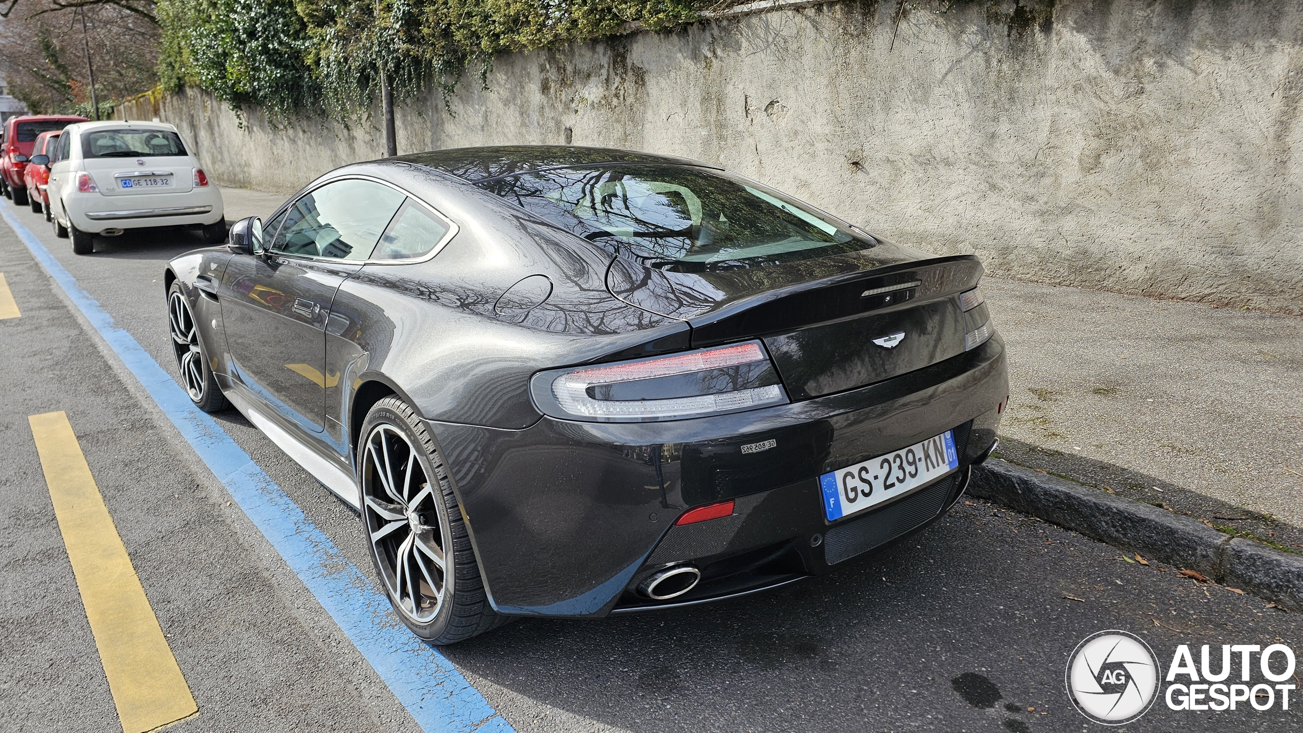 Aston Martin V8 Vantage 2012