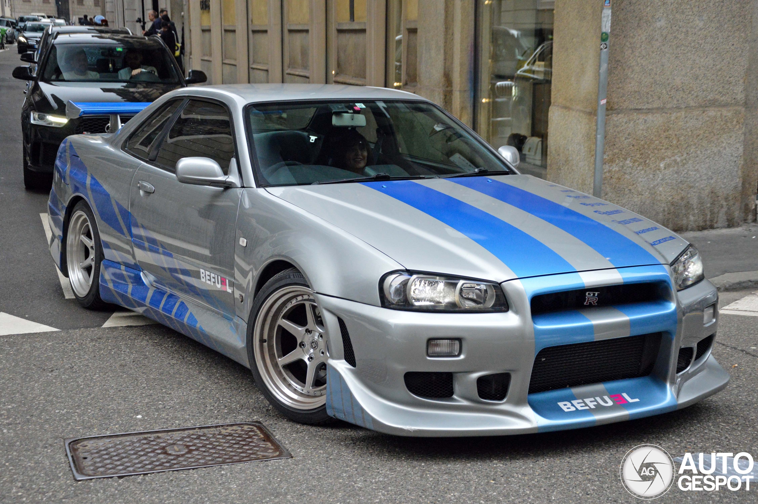 Nissan Skyline R34 GT-R ziet er geweldig uit in Milaan